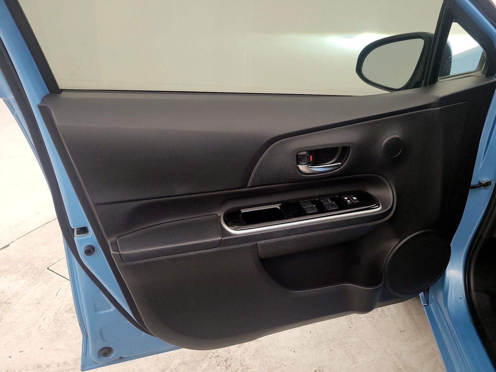 Thumbnail: 2015 Toyota Prius c - 12