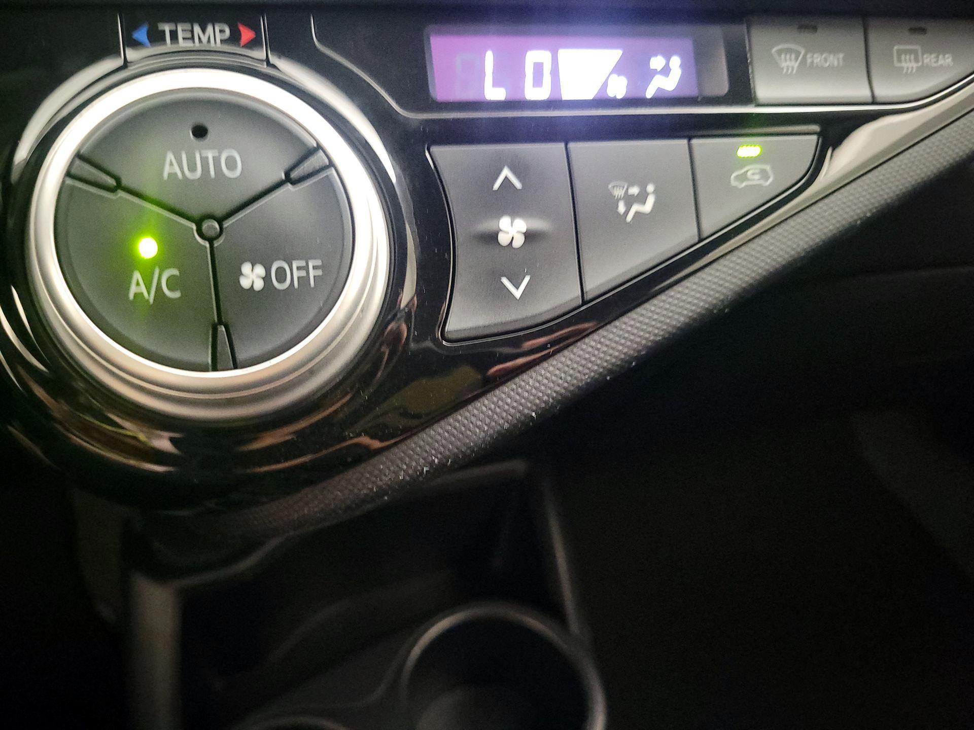 Thumbnail: 2015 Toyota Prius c - 17