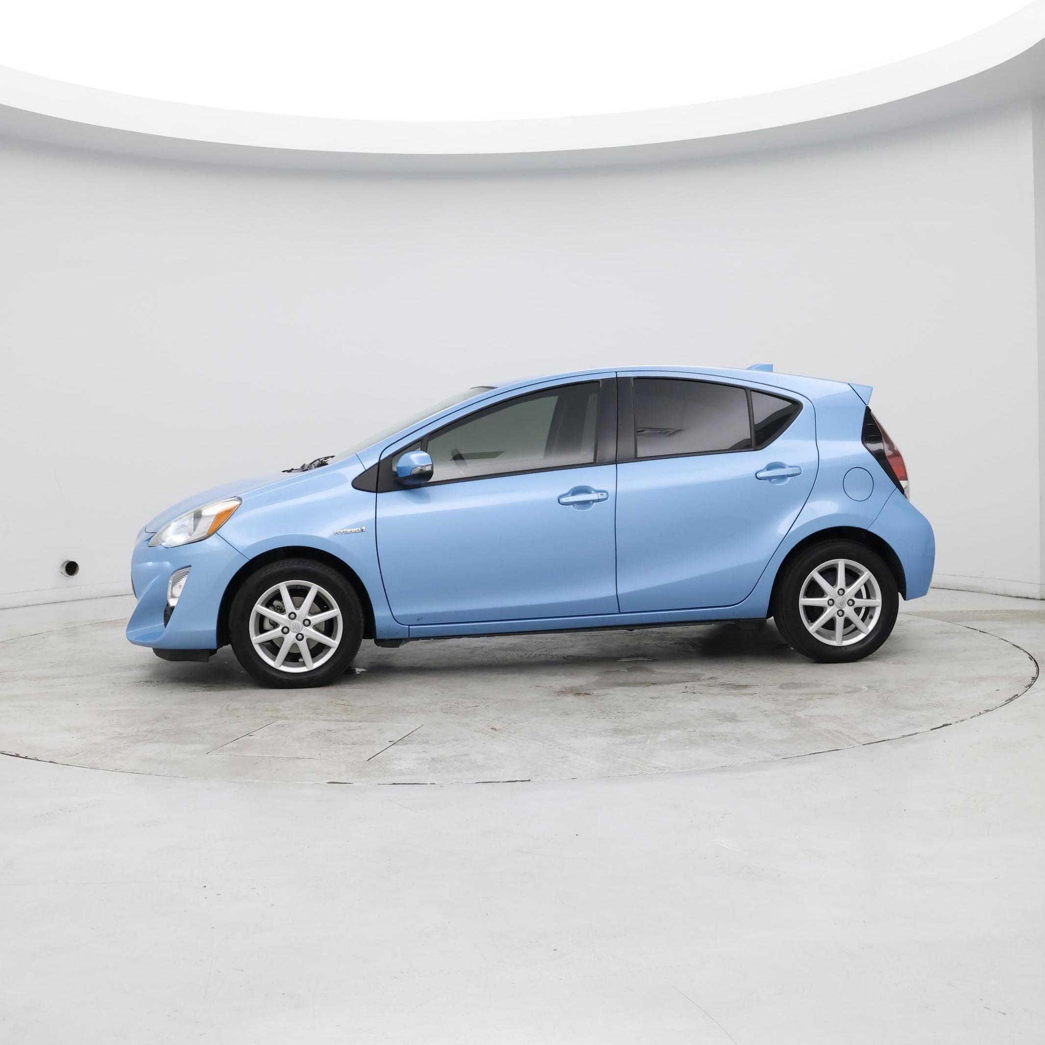 Thumbnail: 2015 Toyota Prius c - 2