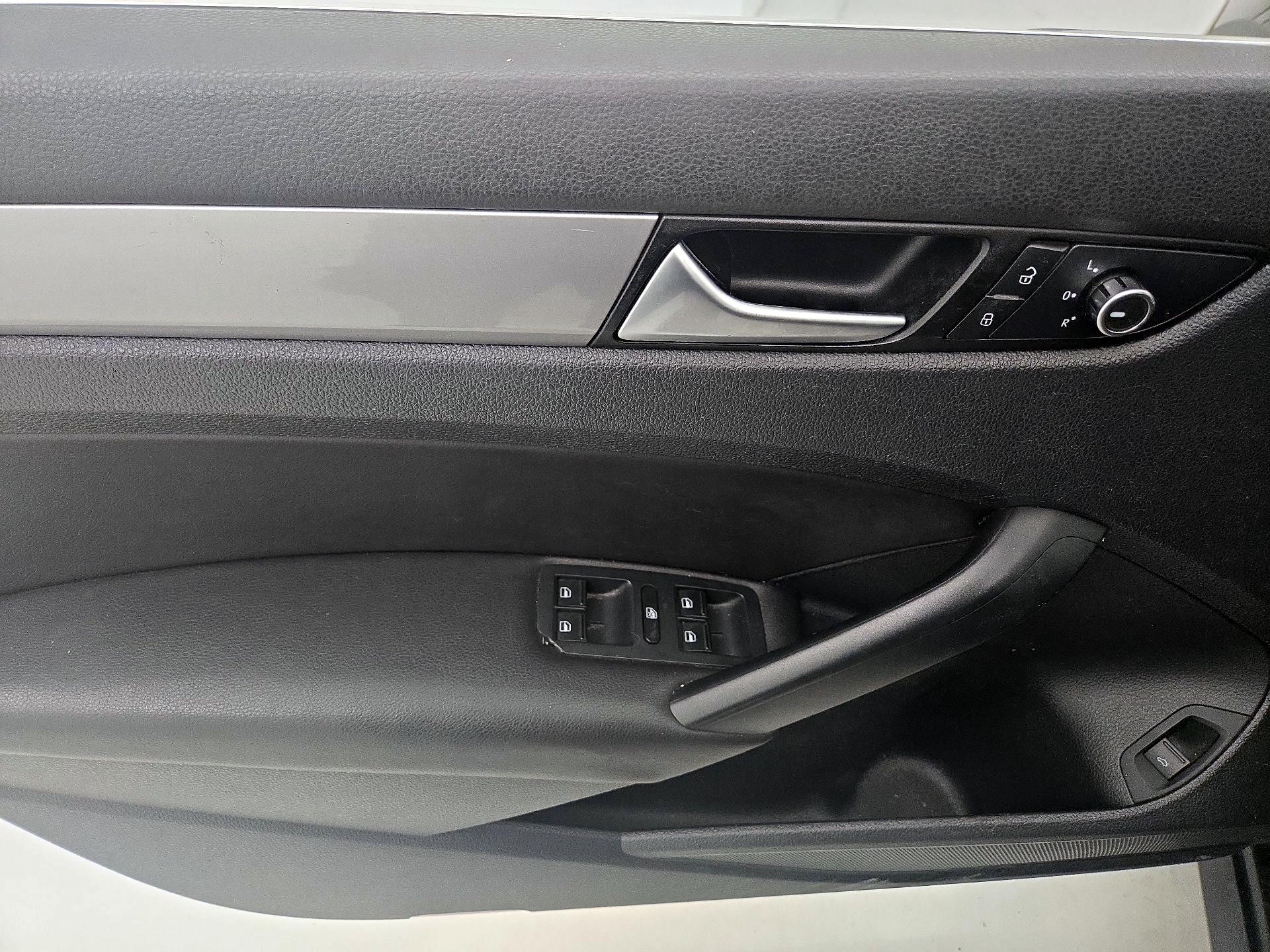 Thumbnail: 2015 Volkswagen Passat - 12