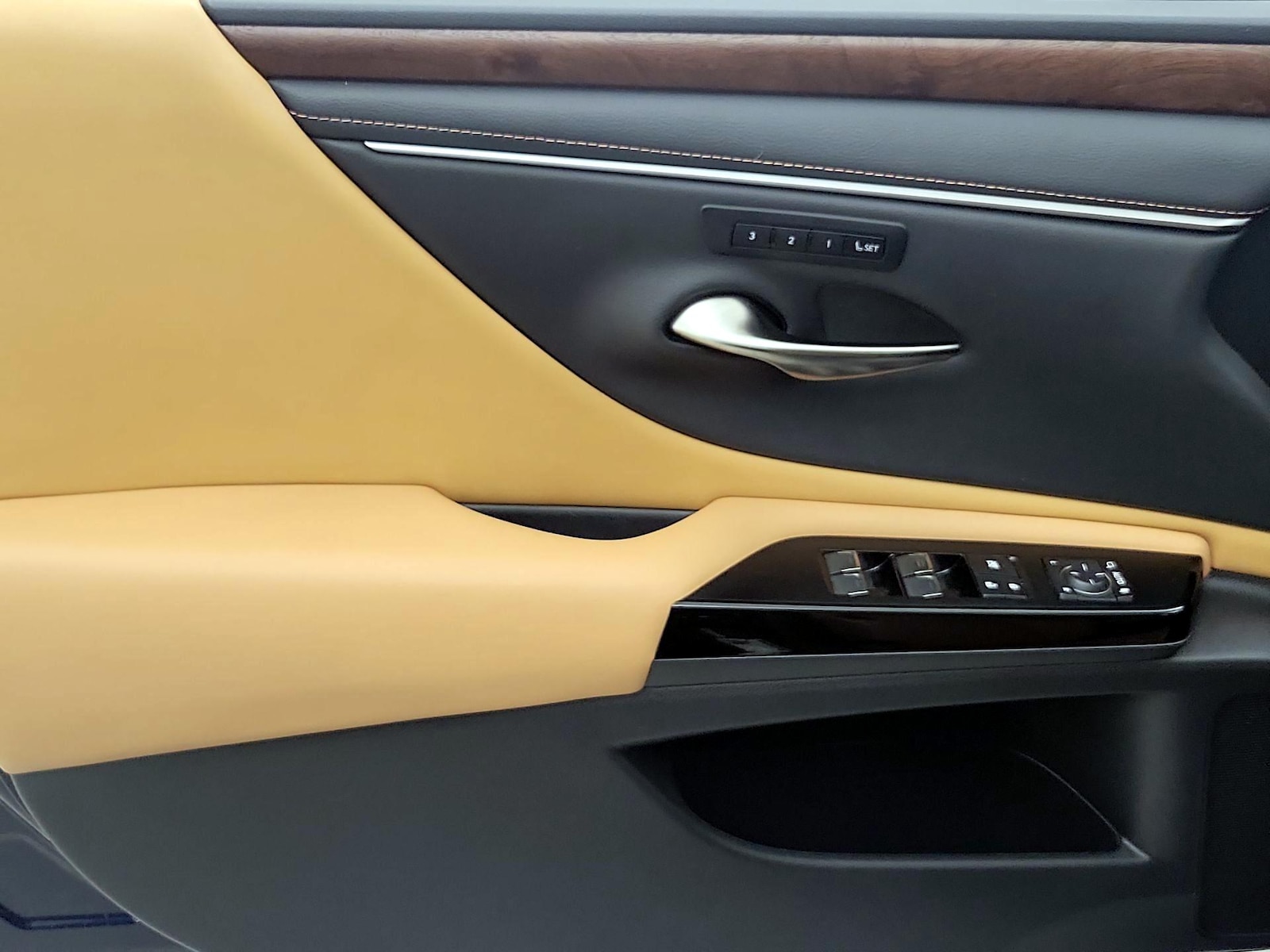 2024 Lexus ES 350 - Photo 13