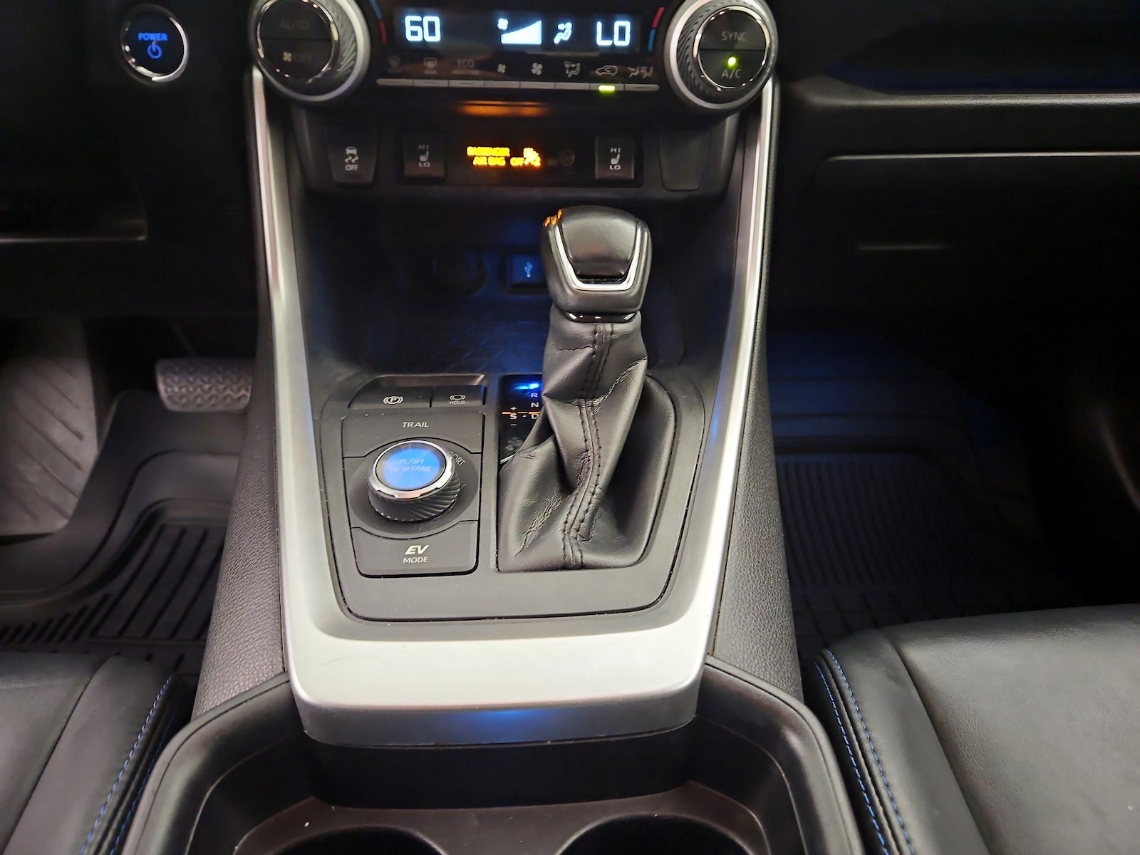 2020 Toyota RAV4 XSE - Photo 18