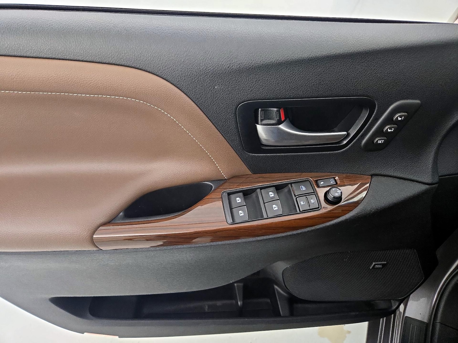 2016 Toyota Sienna Limited - Photo 13