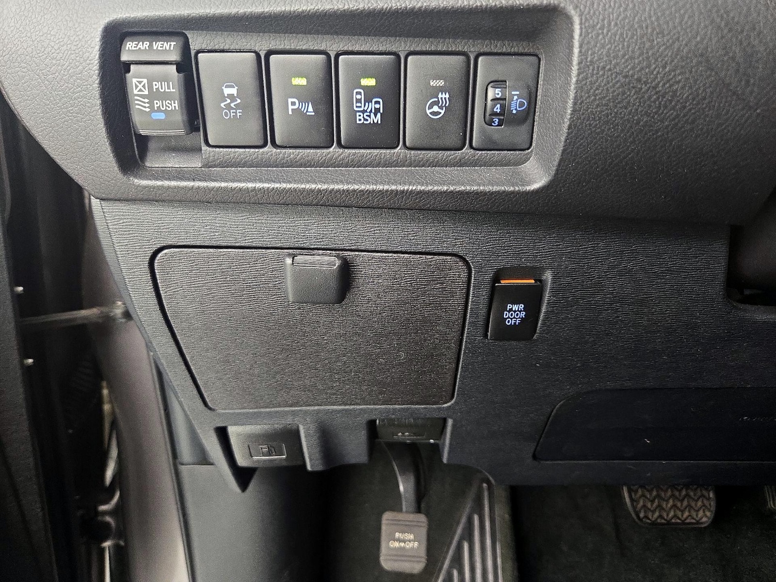 2016 Toyota Sienna Limited - Photo 14