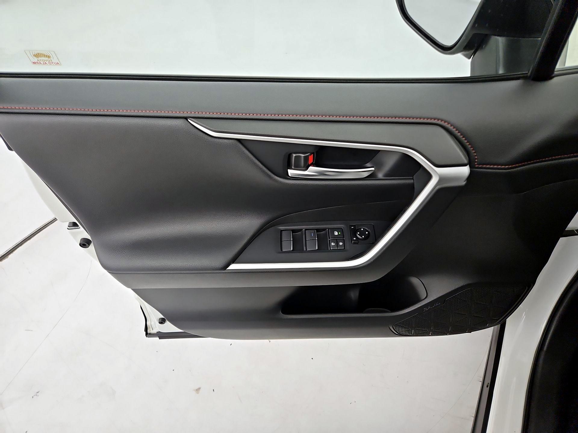 Thumbnail: 2021 Toyota RAV4 - 12