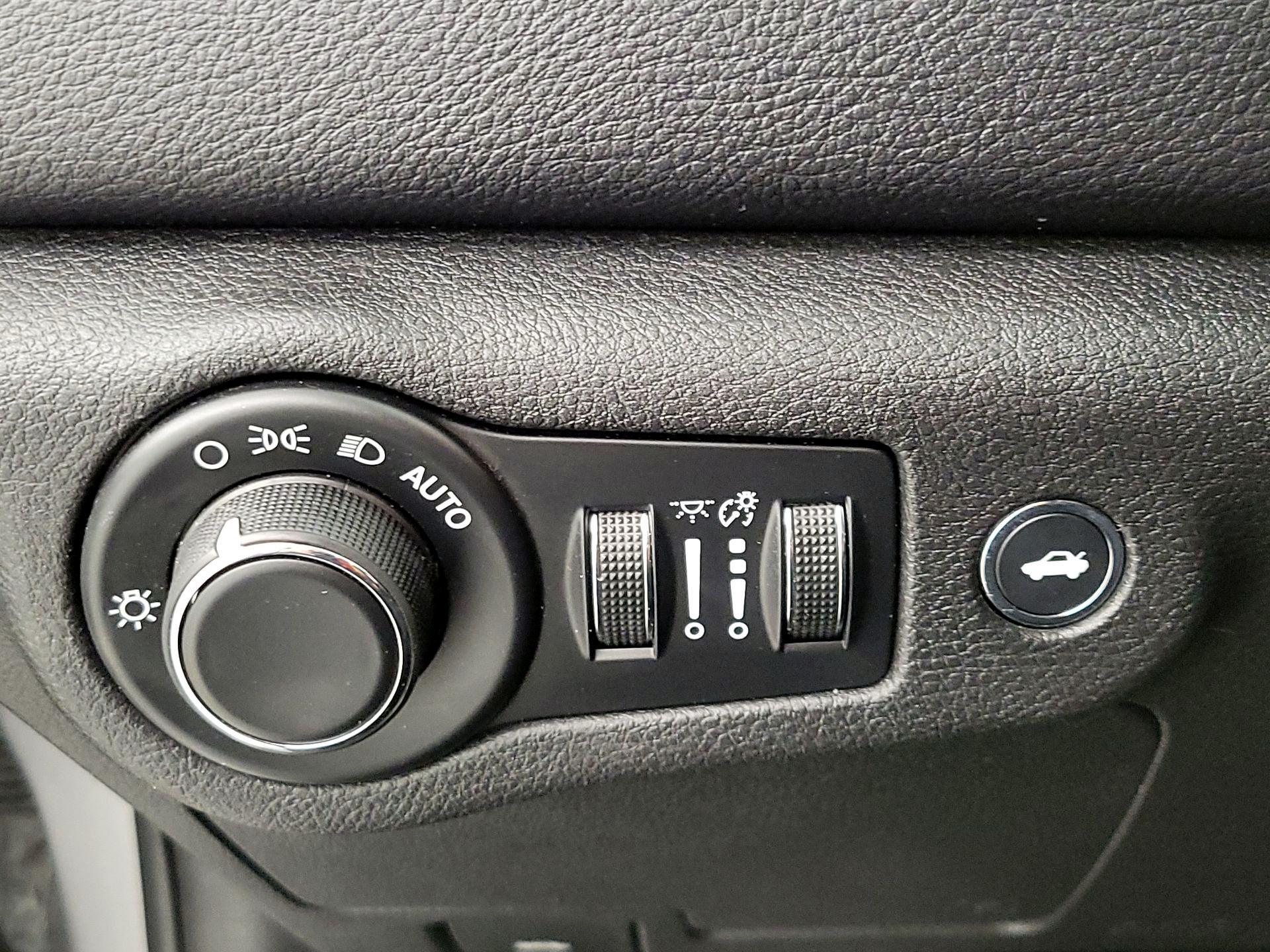 Thumbnail: 2016 Chrysler 200 - 13