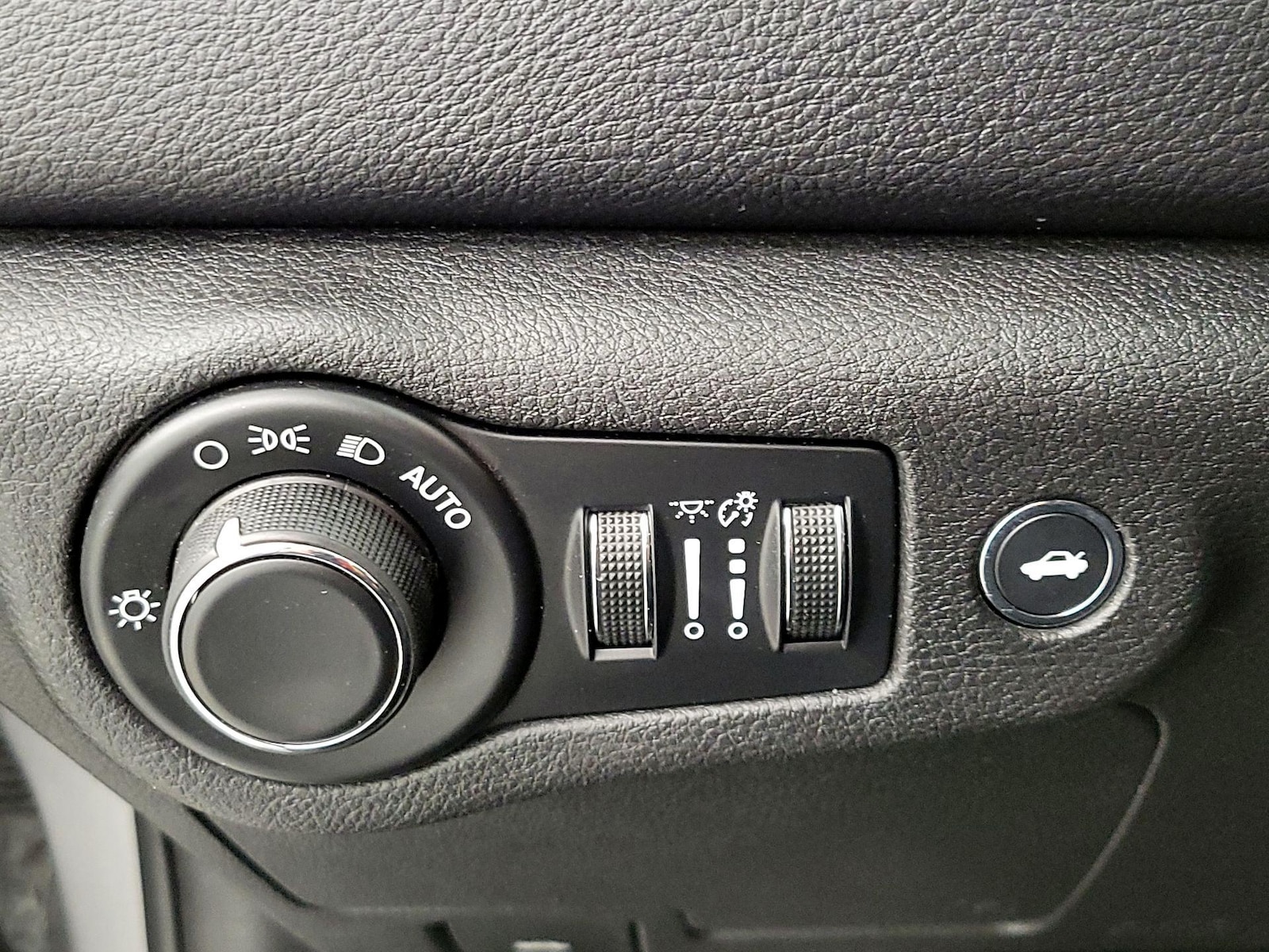 2016 Chrysler 200 Limited - Photo 14