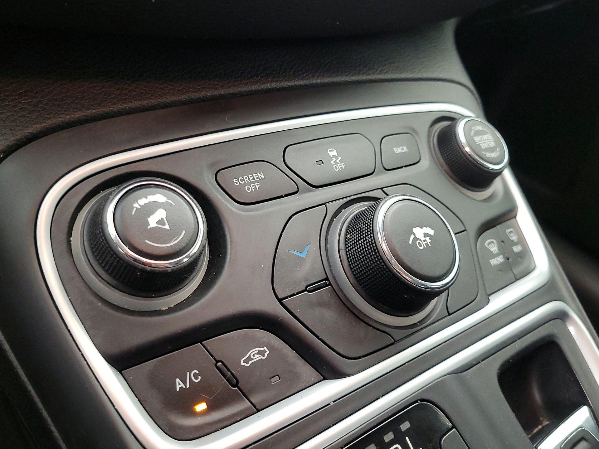 Thumbnail: 2016 Chrysler 200 - 17