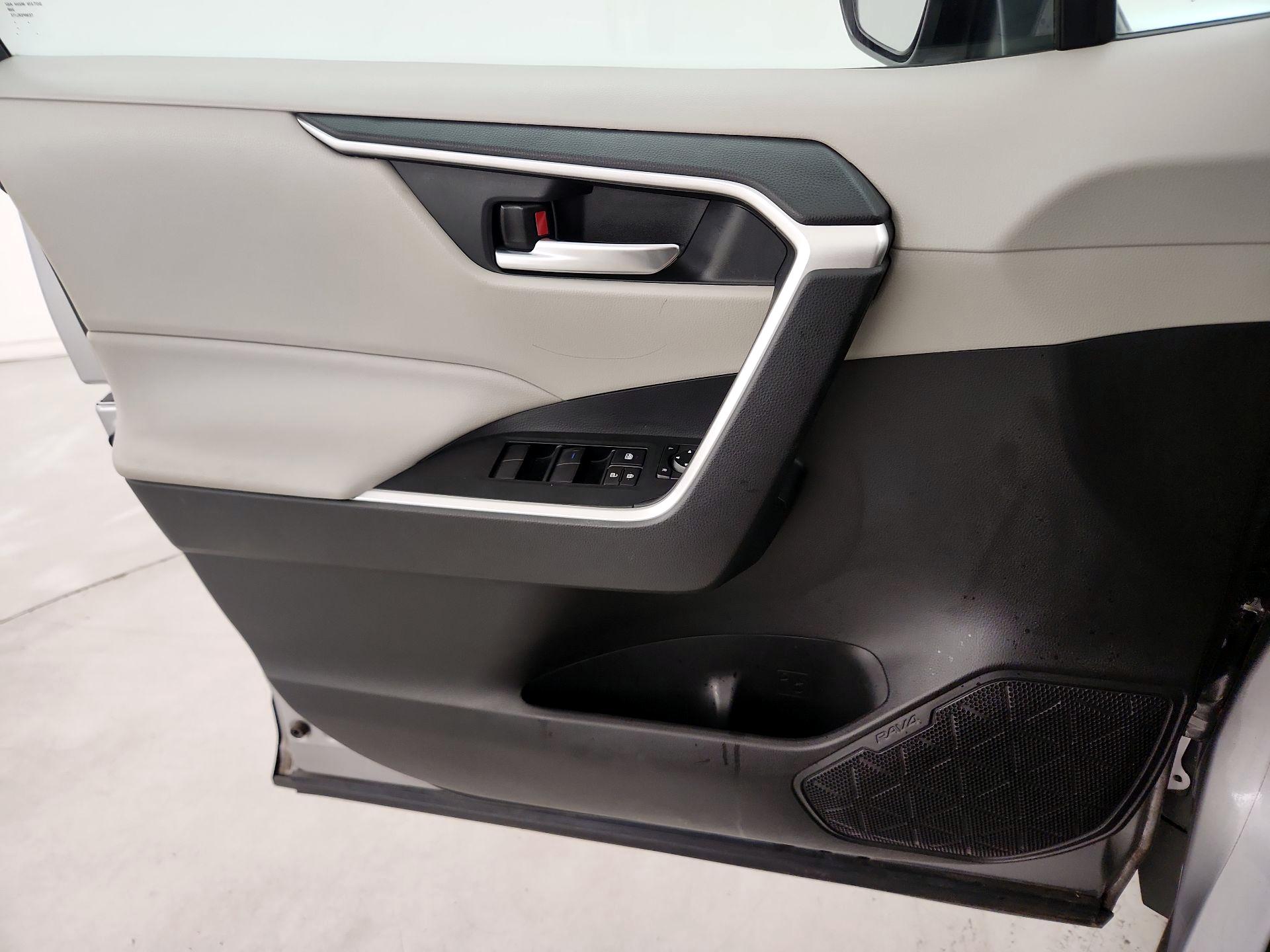 Thumbnail: 2020 Toyota RAV4 - 12