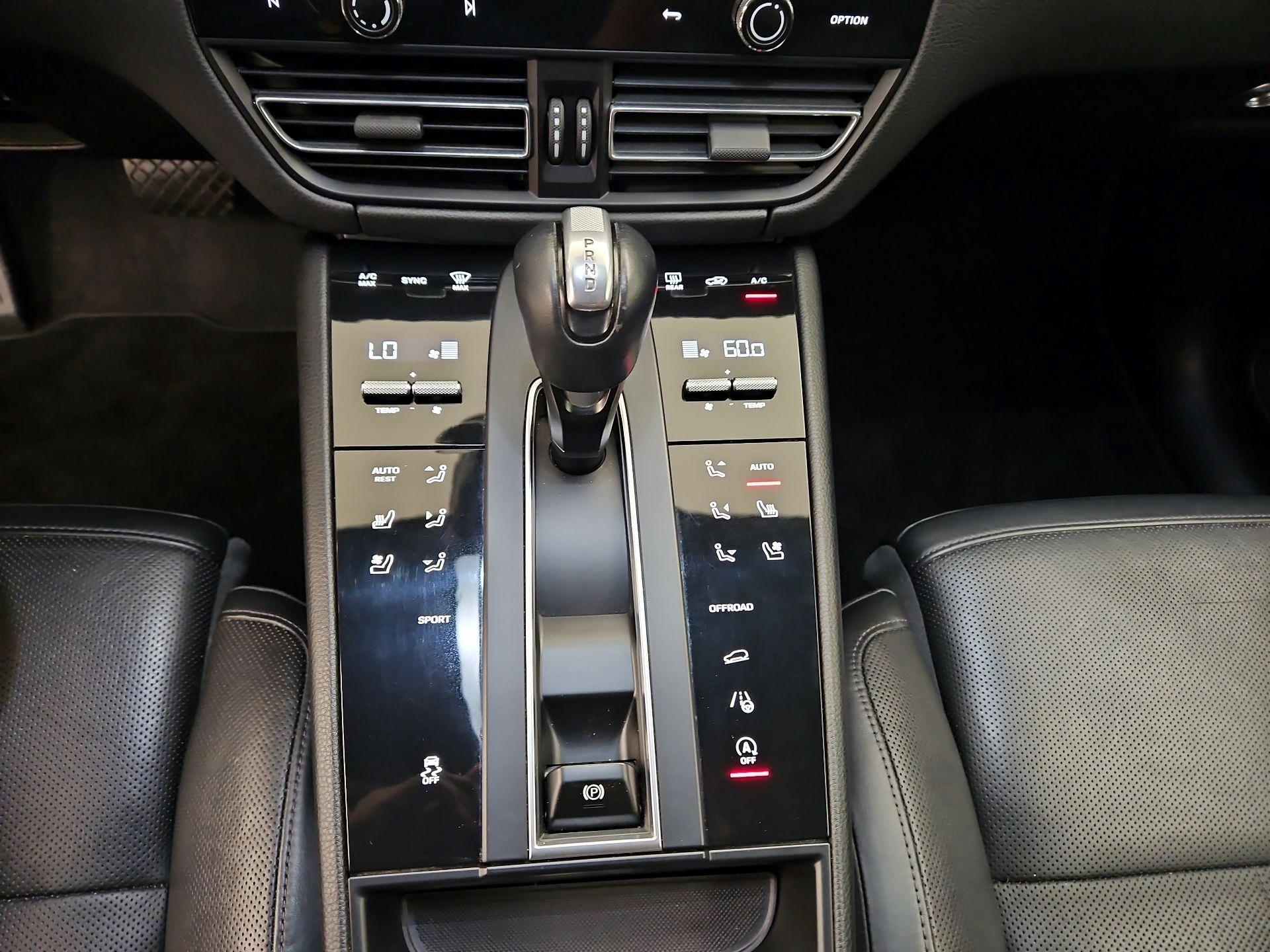 Thumbnail: 2022 Porsche Macan - 18