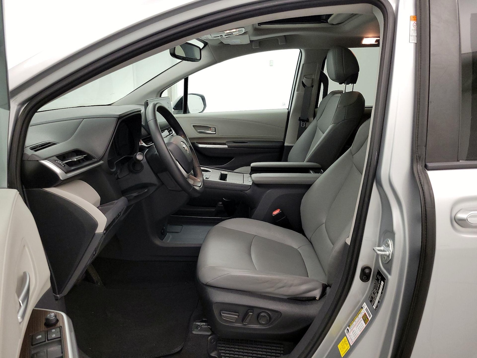 2023 Toyota Sienna XLE - Photo 12