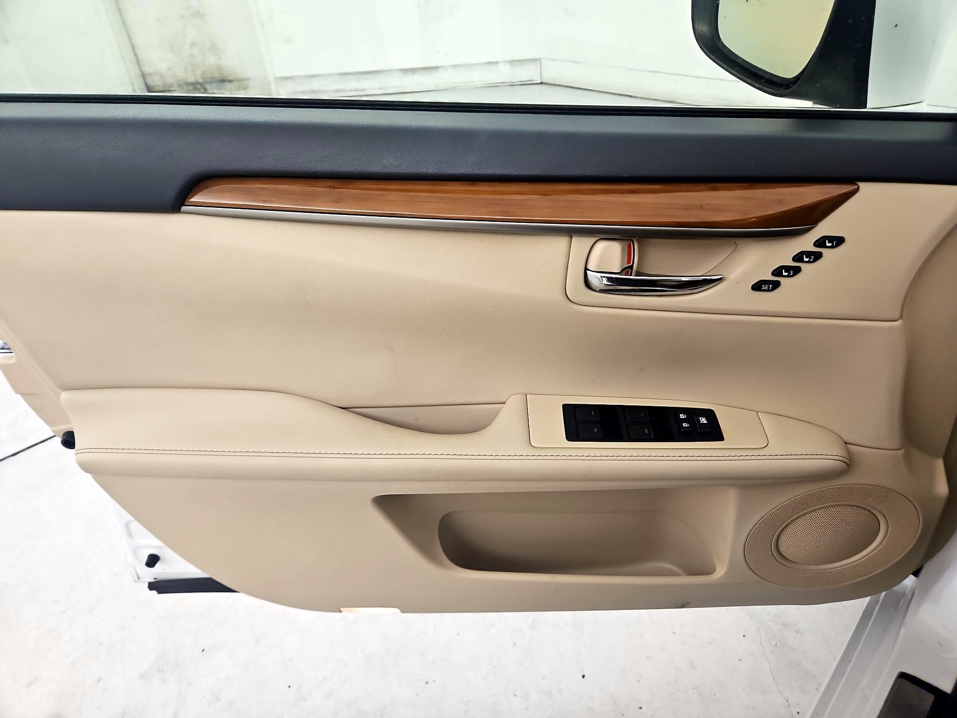 Thumbnail: 2015 Lexus ES - 12