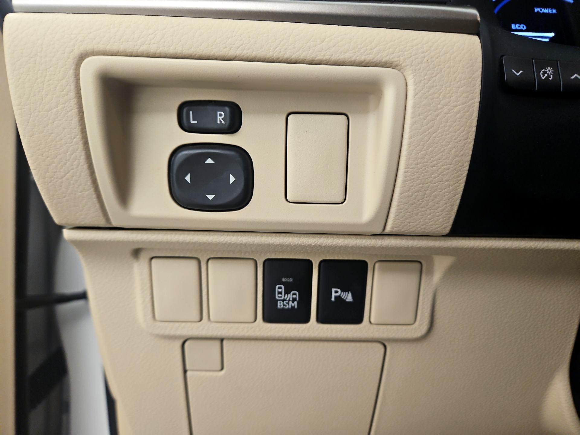 Thumbnail: 2015 Lexus ES - 13