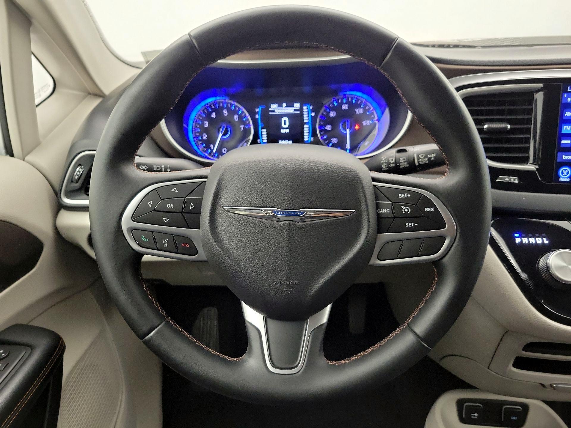 Thumbnail: 2017 Chrysler Pacifica - 10
