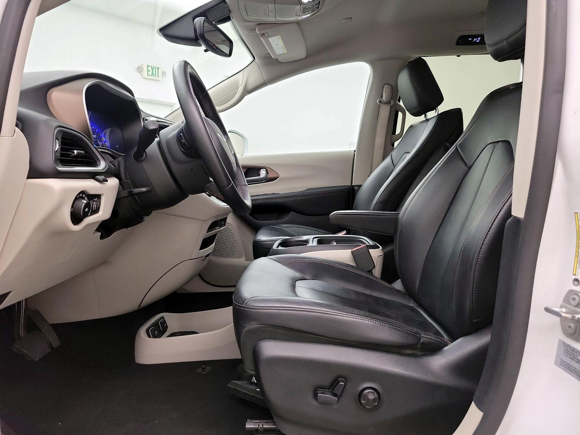 Thumbnail: 2017 Chrysler Pacifica - 11