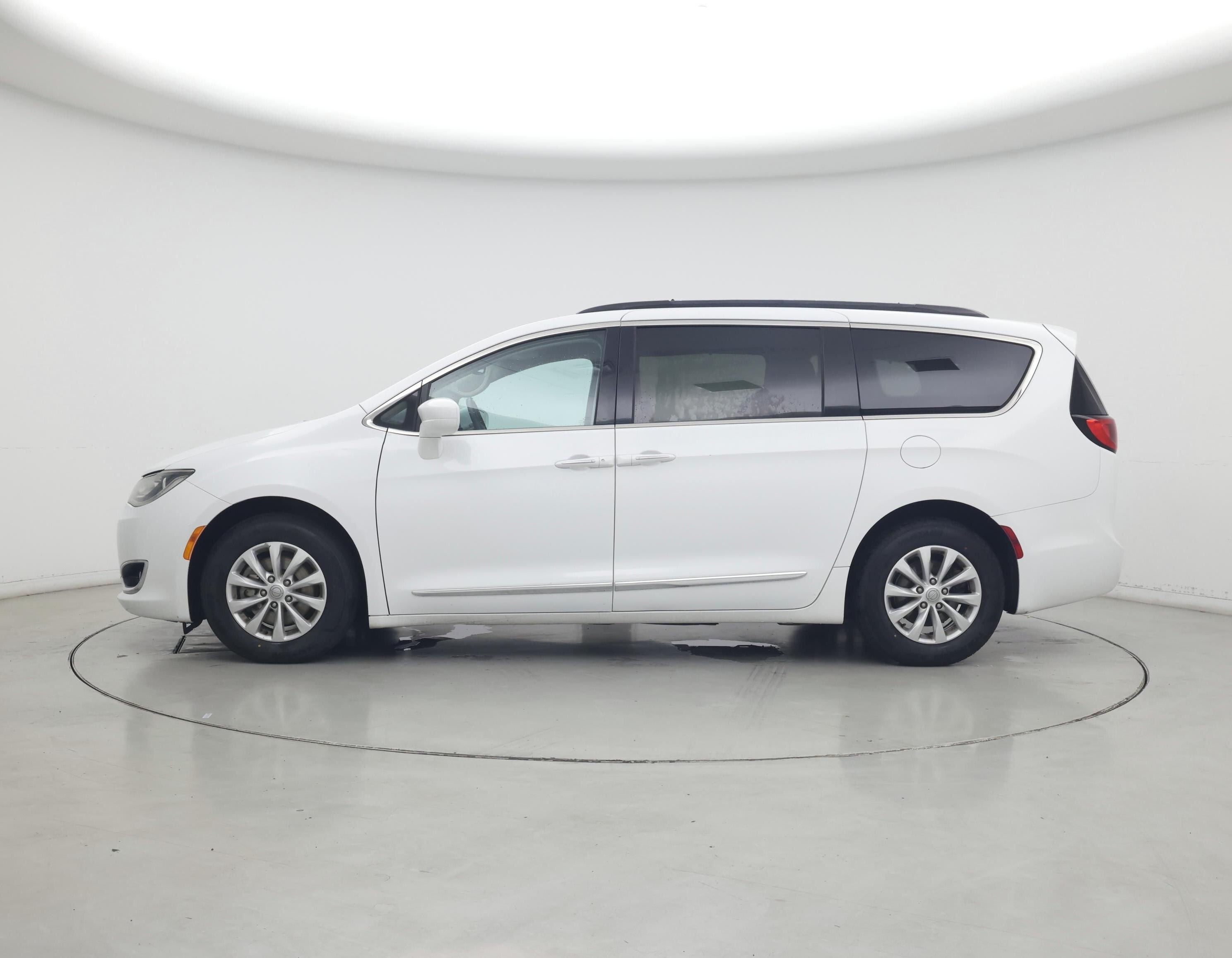 Thumbnail: 2017 Chrysler Pacifica - 3
