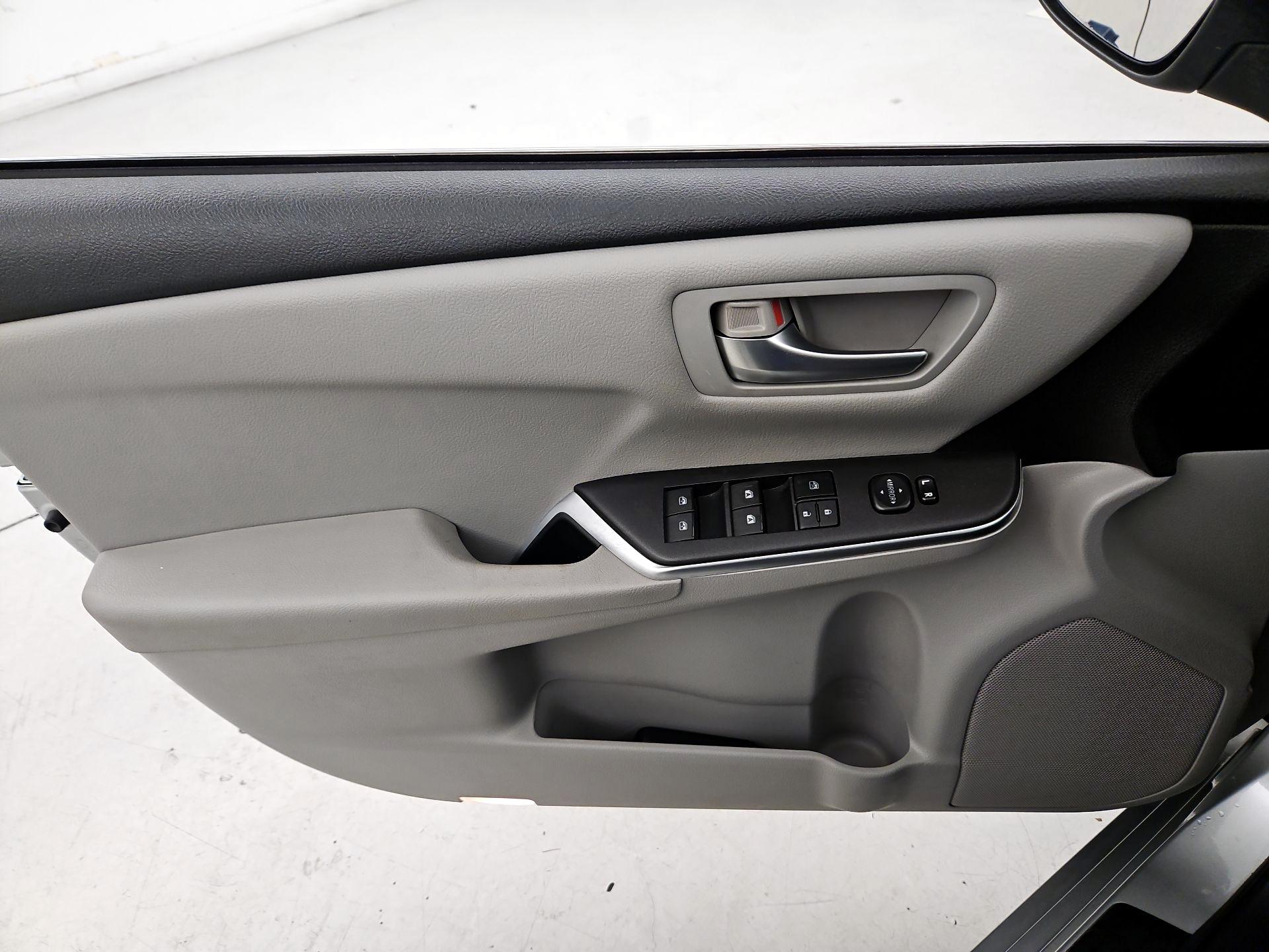 Thumbnail: 2015 Toyota Camry - 12
