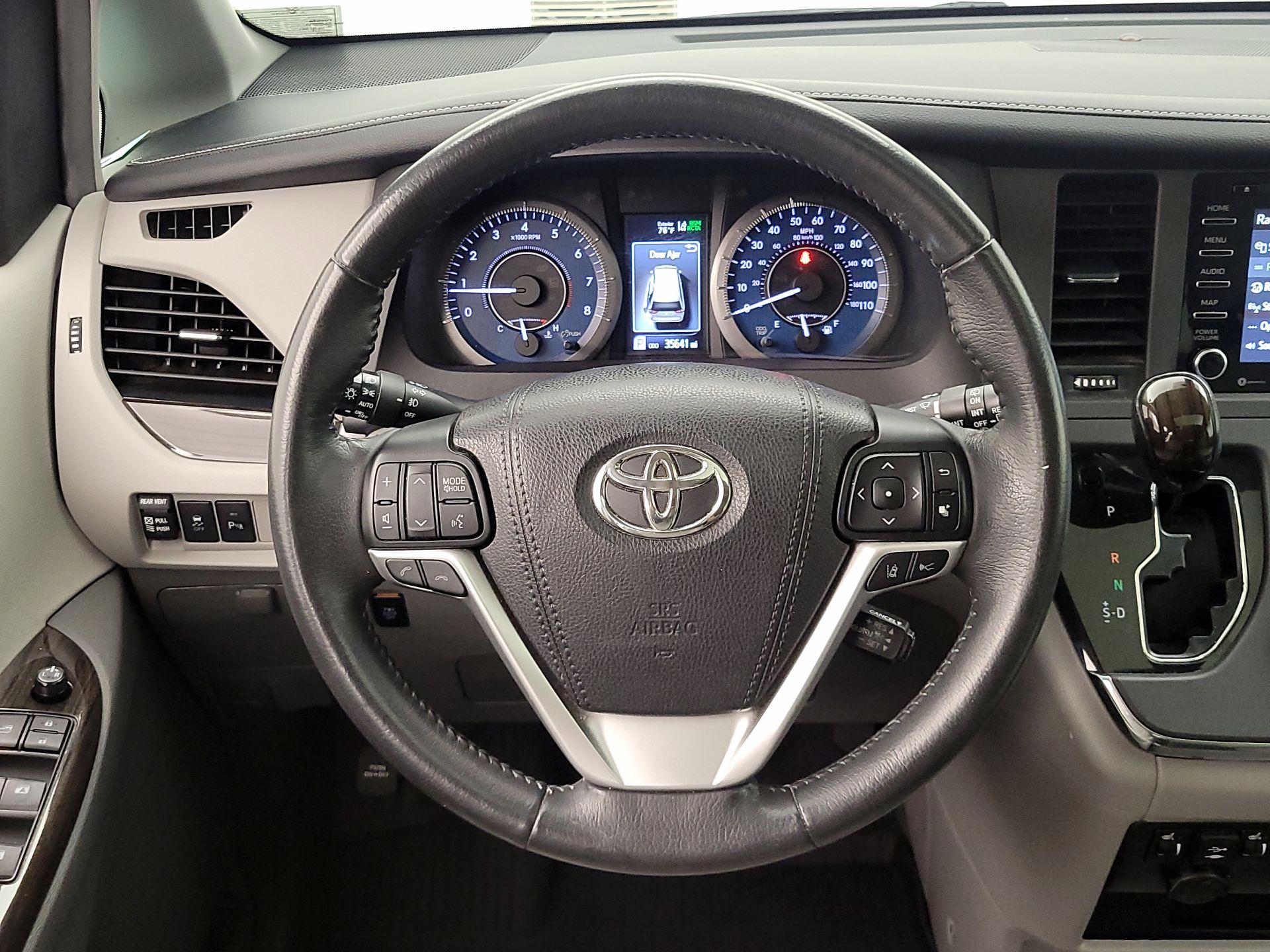 Thumbnail: 2018 Toyota Sienna - 10