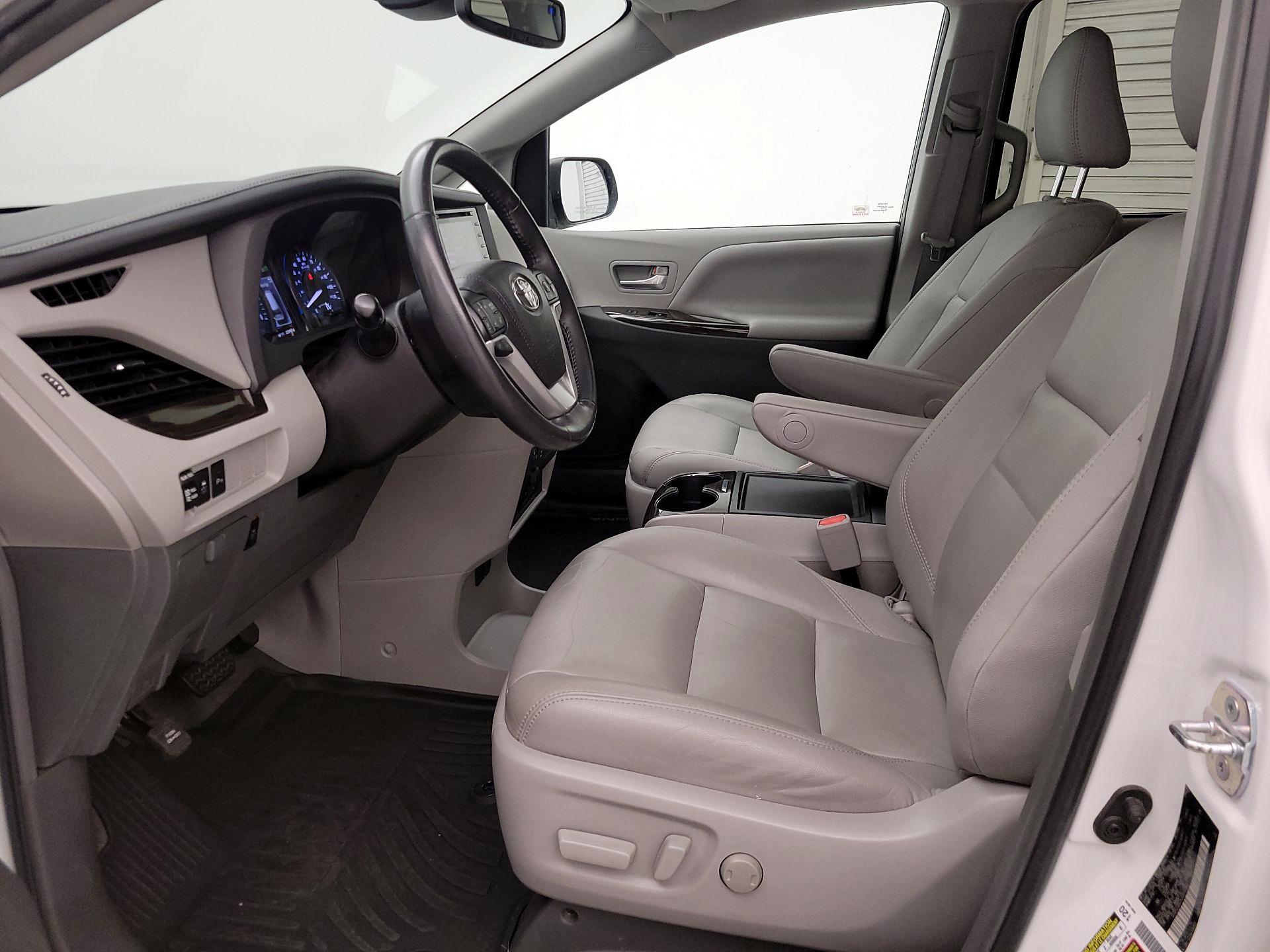 Thumbnail: 2018 Toyota Sienna - 11