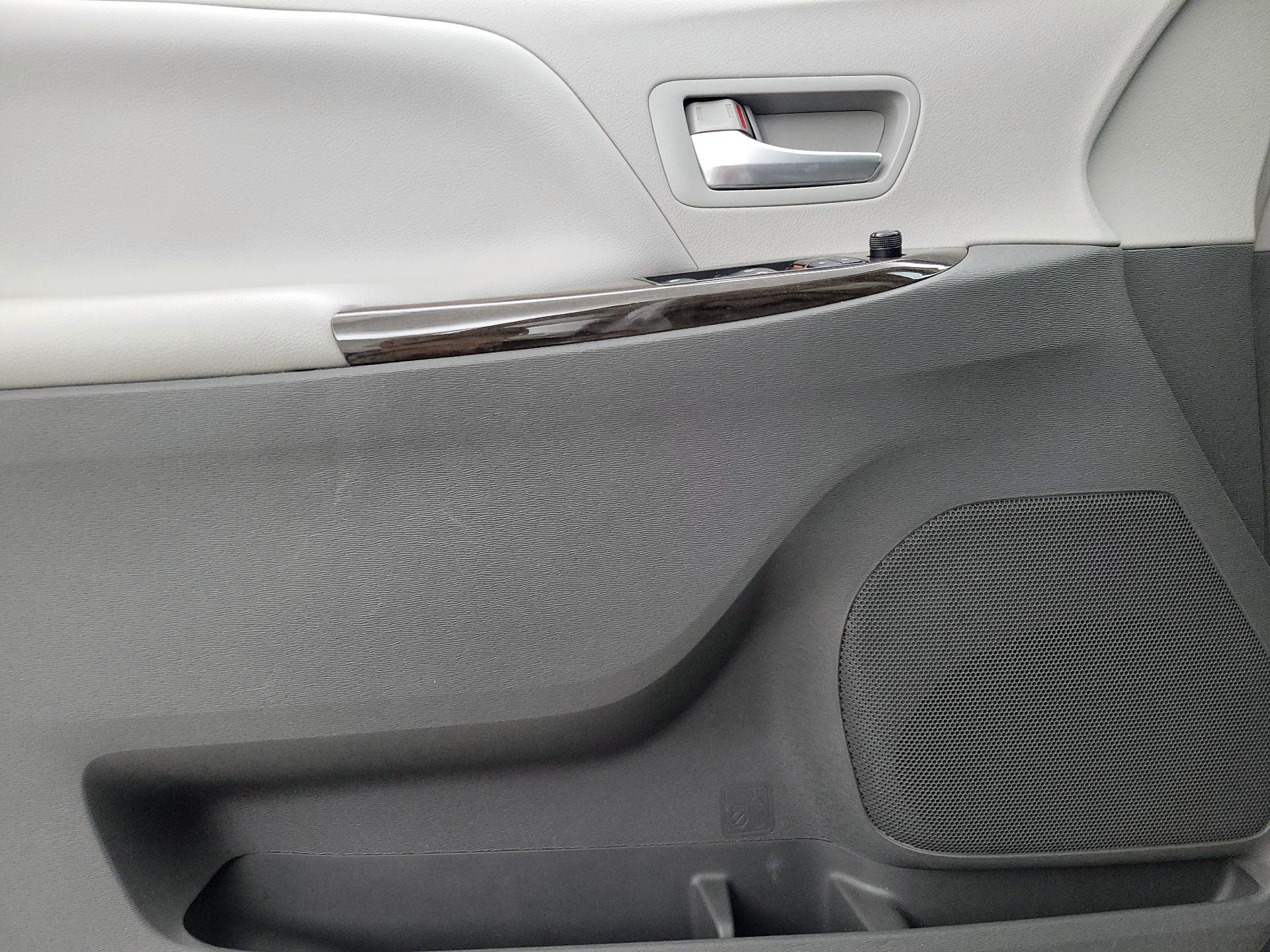 Thumbnail: 2018 Toyota Sienna - 12