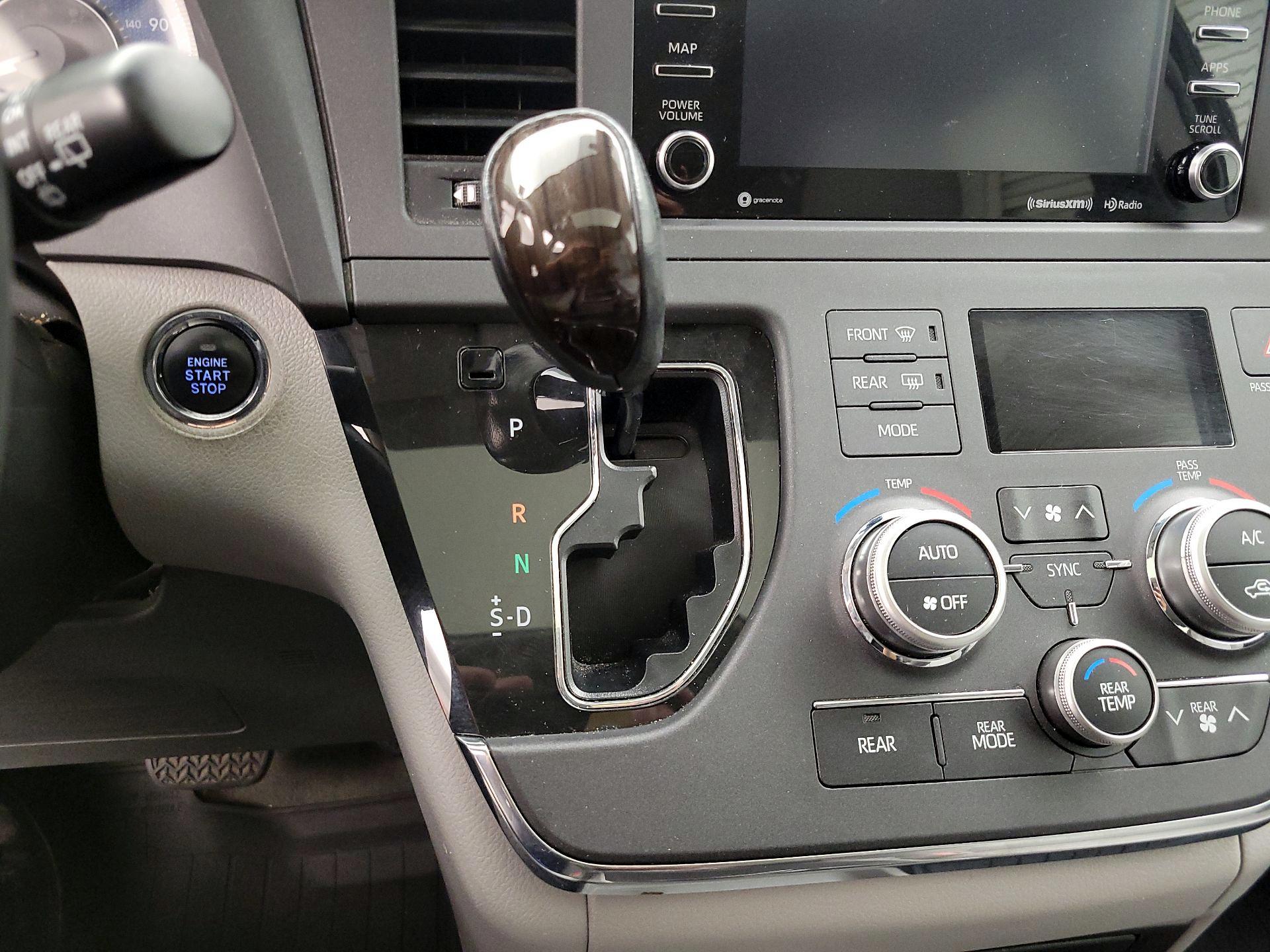 Thumbnail: 2018 Toyota Sienna - 17