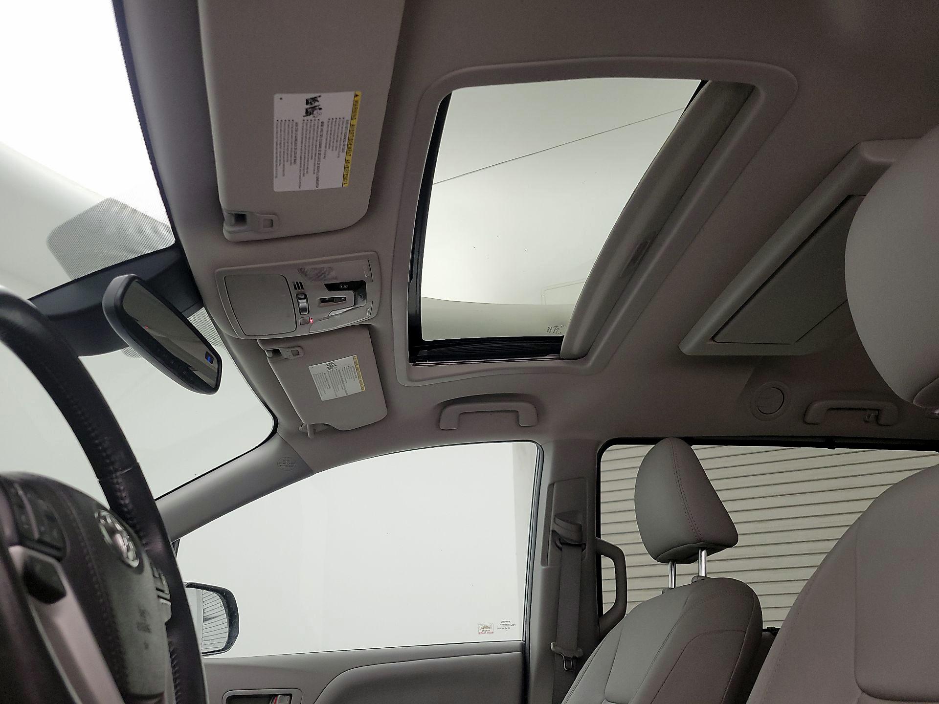 Thumbnail: 2018 Toyota Sienna - 19