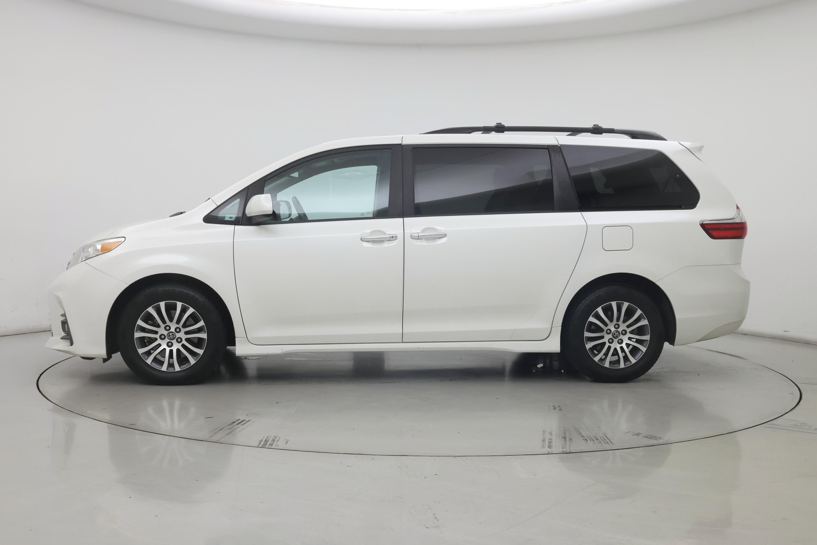 Thumbnail: 2018 Toyota Sienna - 3