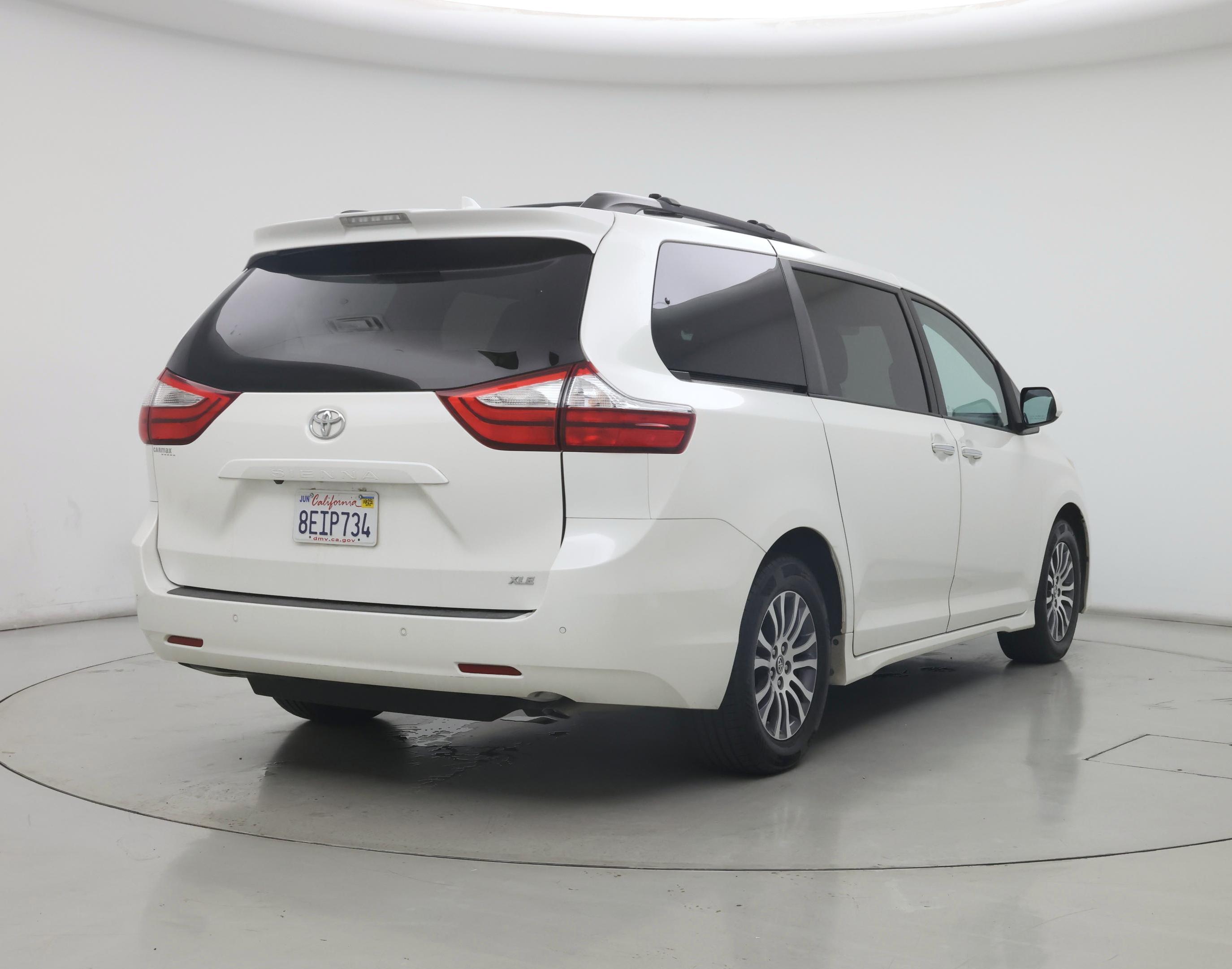 Thumbnail: 2018 Toyota Sienna - 8