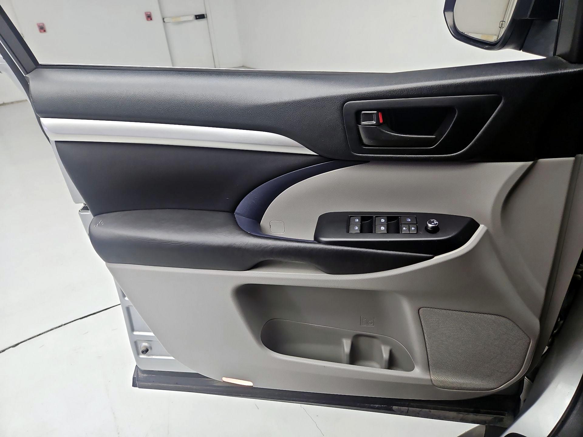 Thumbnail: 2017 Toyota Highlander - 12