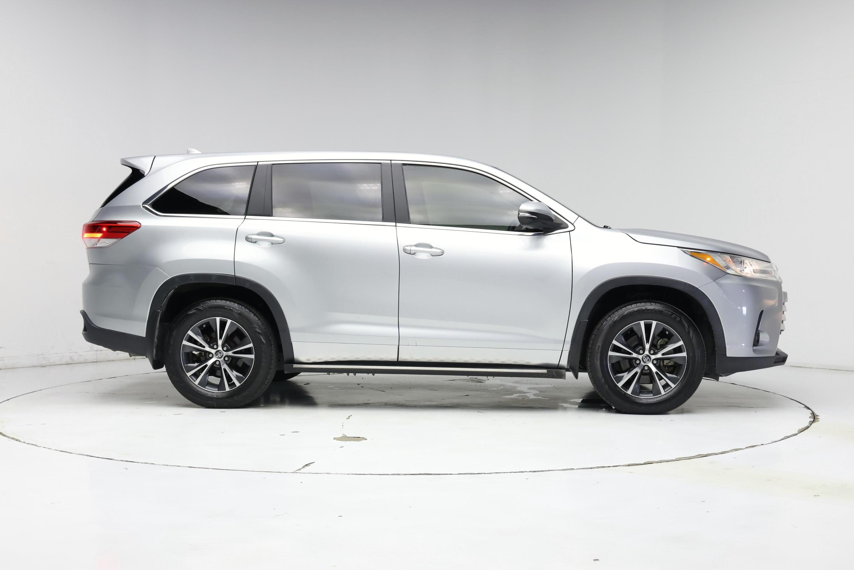 Thumbnail: 2017 Toyota Highlander - 7