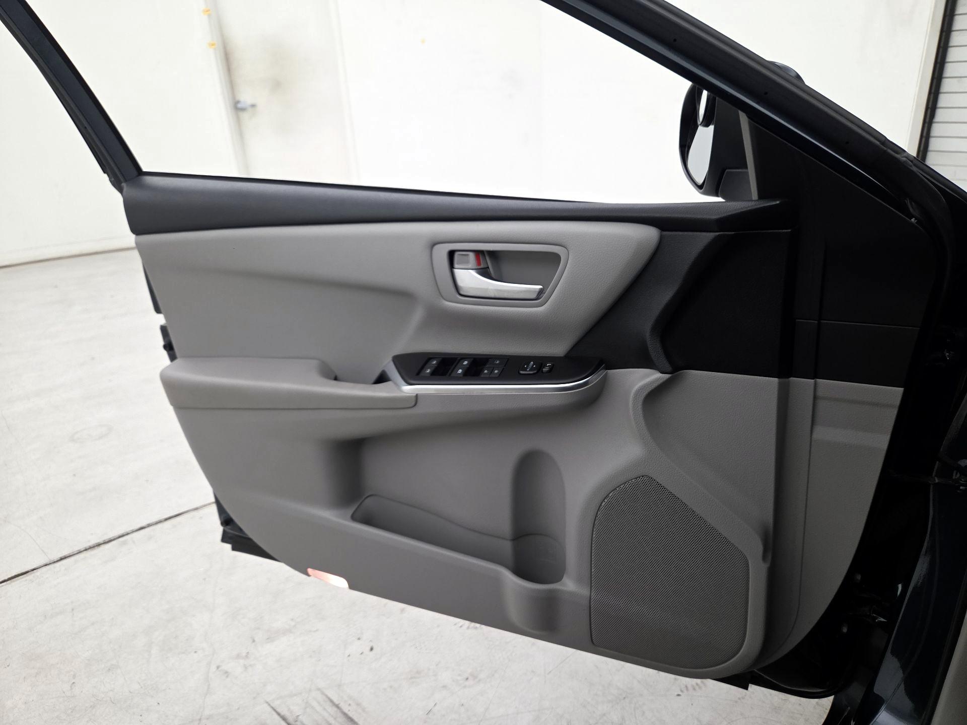 Thumbnail: 2017 Toyota Camry - 12