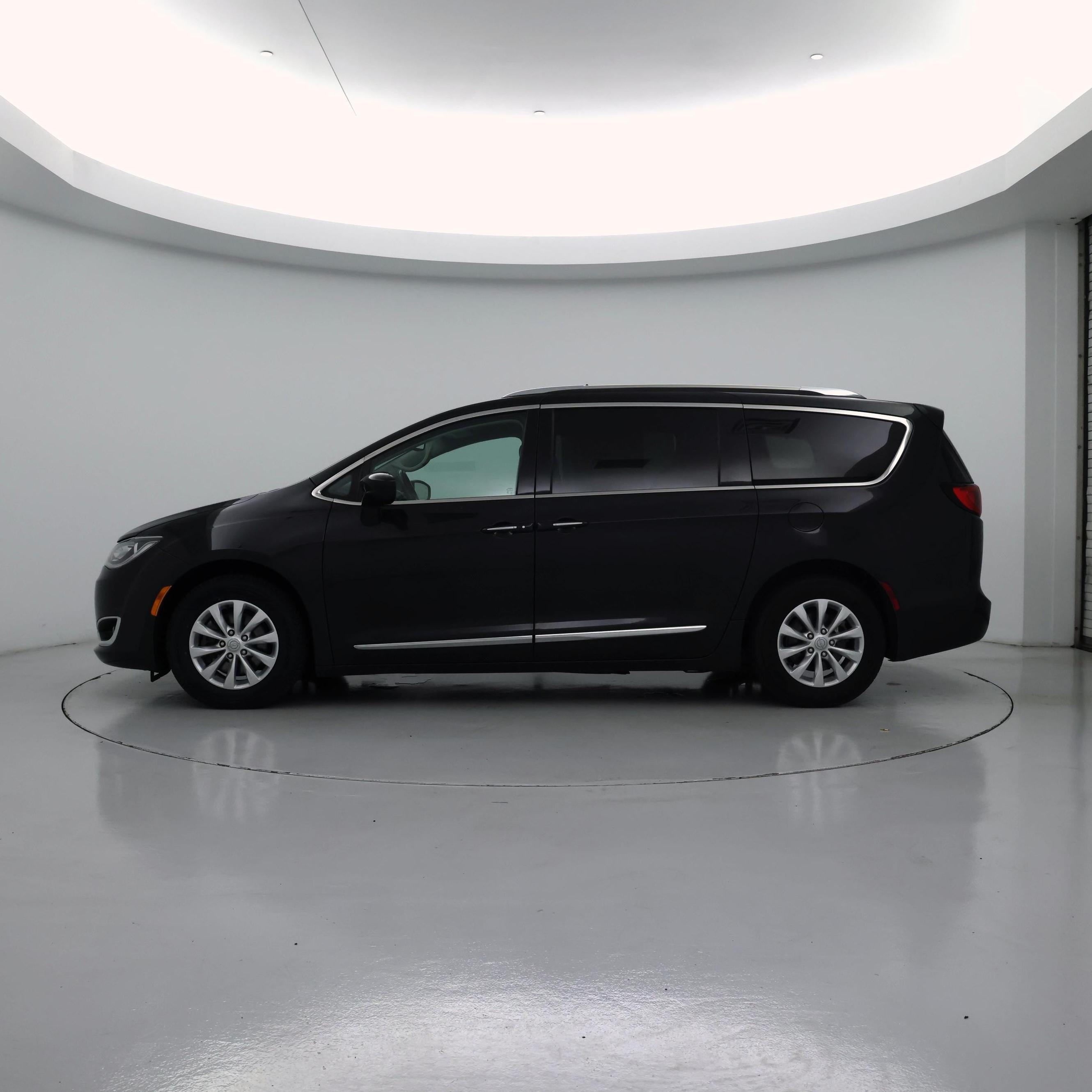 Thumbnail: 2019 Chrysler Pacifica - 3