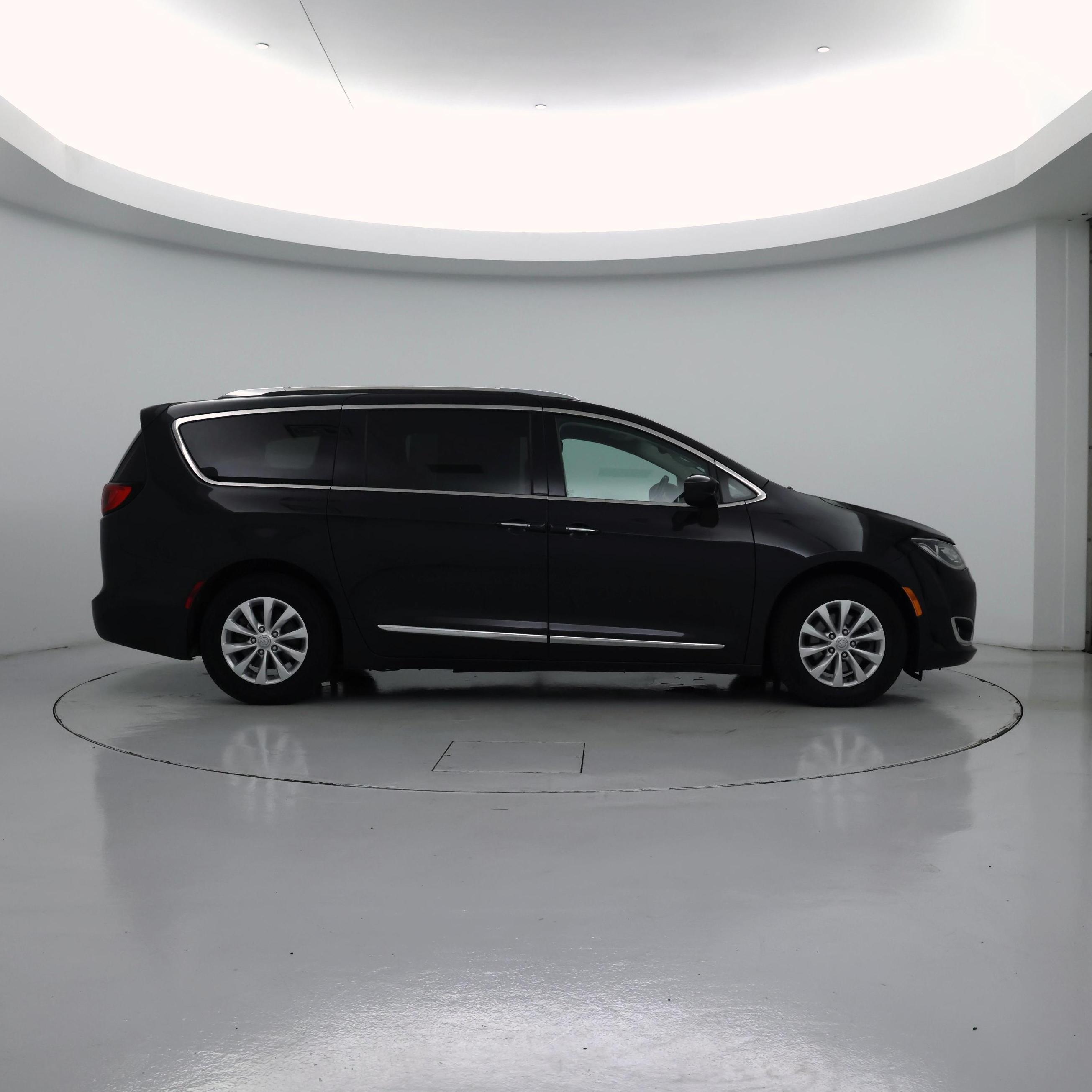 Thumbnail: 2019 Chrysler Pacifica - 7