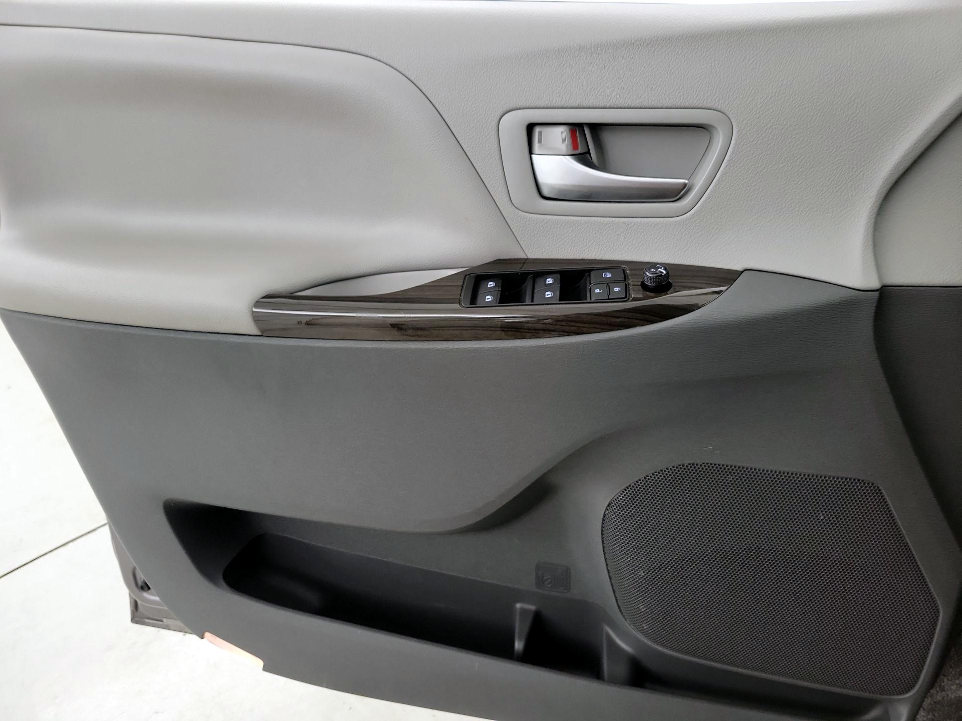 Thumbnail: 2020 Toyota Sienna - 12