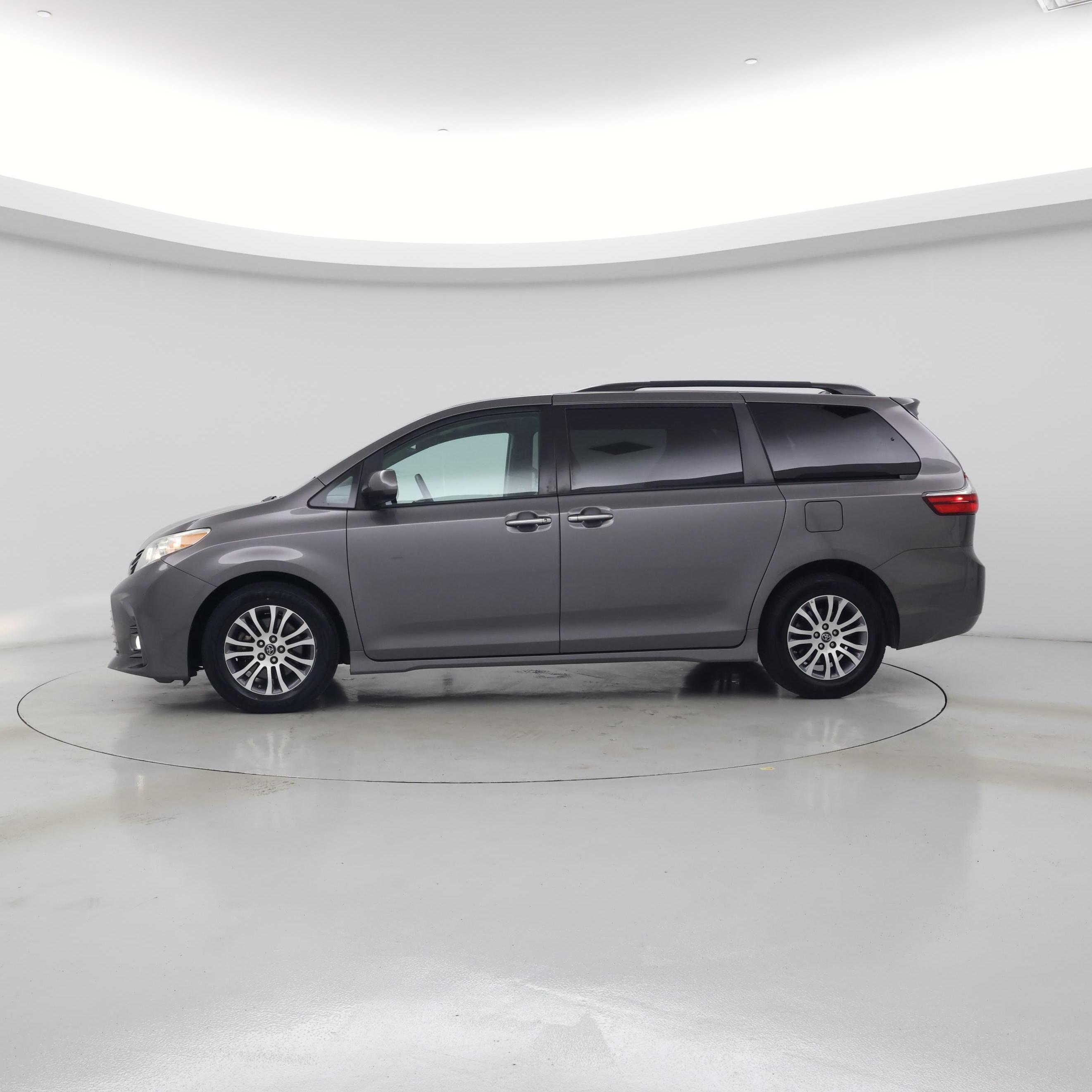 Thumbnail: 2020 Toyota Sienna - 3