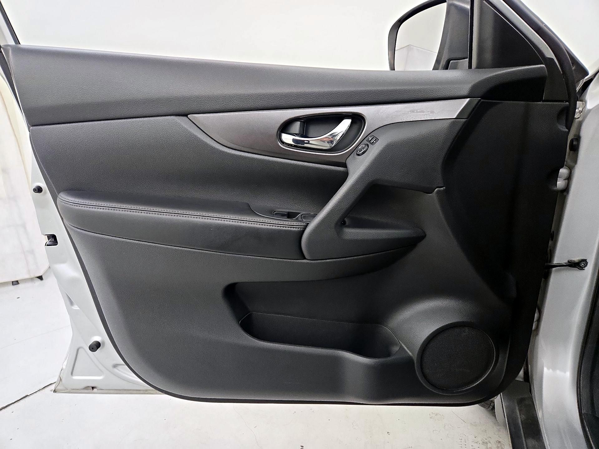 Thumbnail: 2015 Nissan Rogue - 12