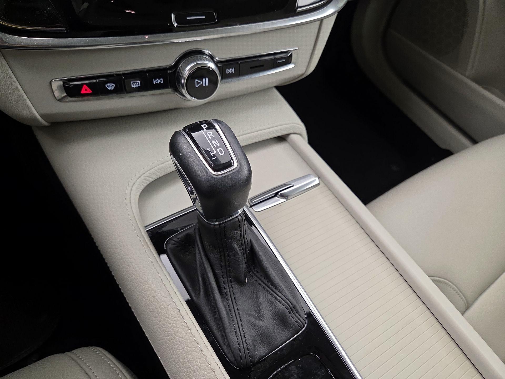 Thumbnail: 2018 Volvo V90 - 17