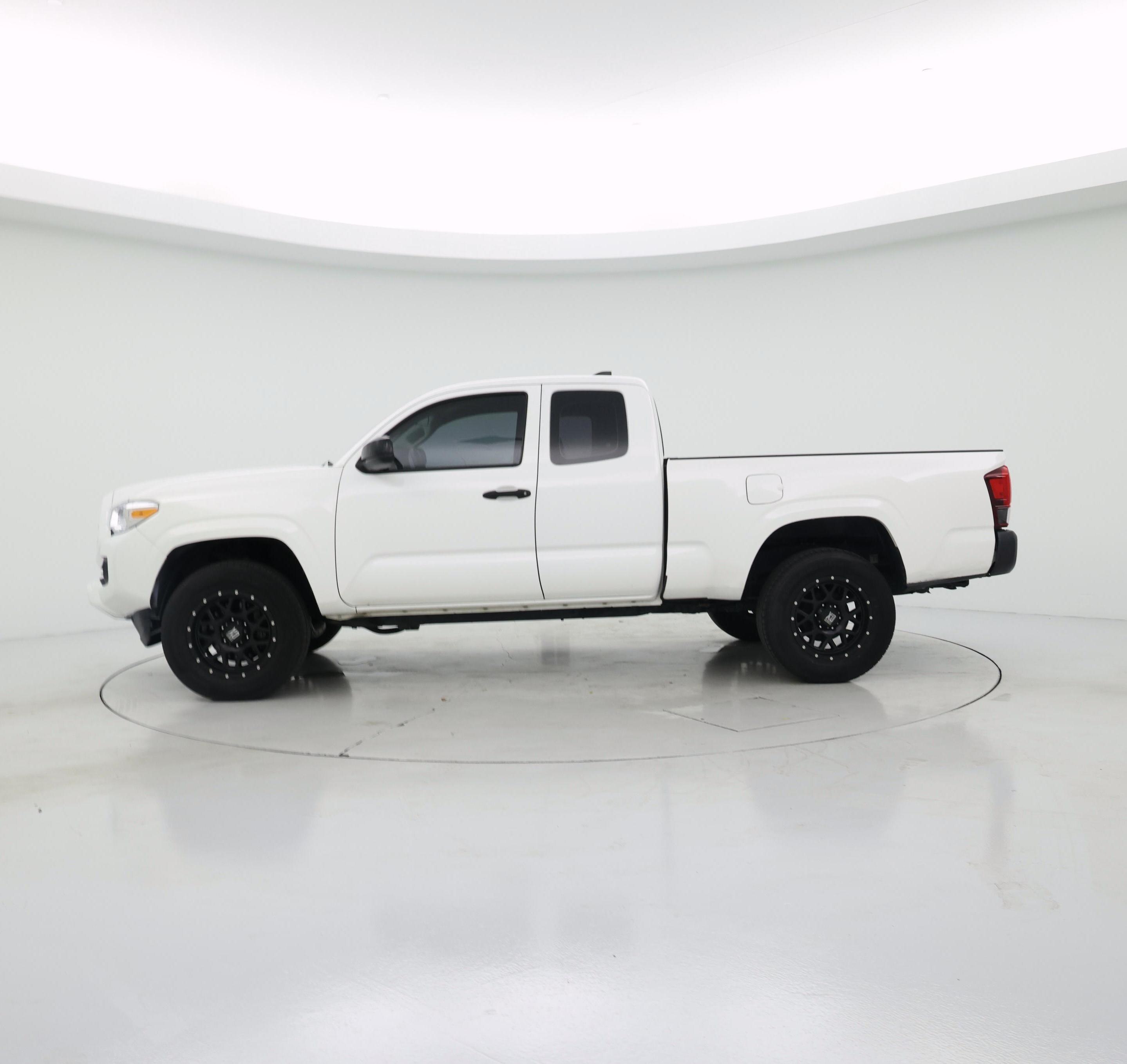 Thumbnail: 2018 Toyota Tacoma - 3
