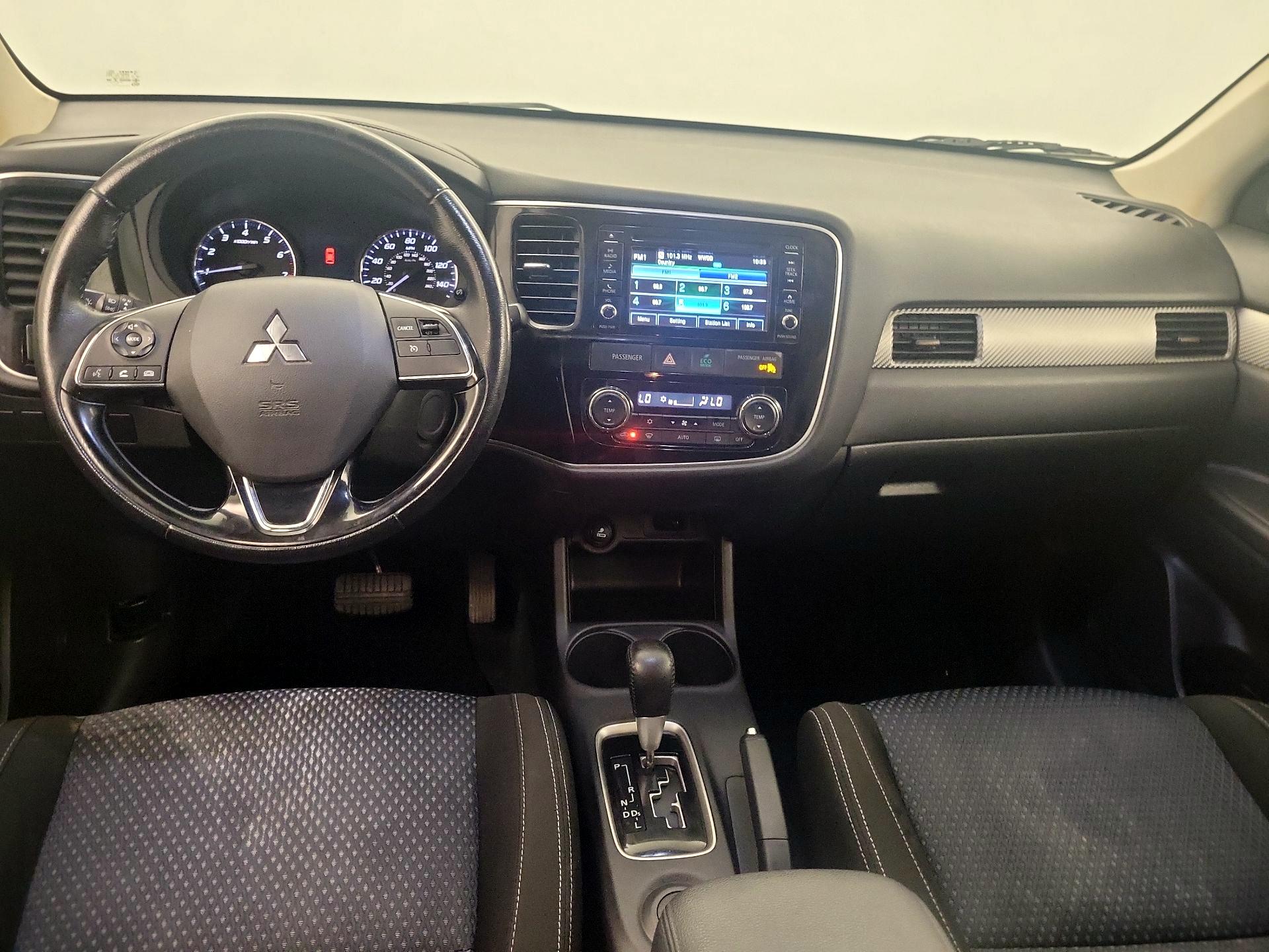 Thumbnail: 2016 Mitsubishi Outlander - 9