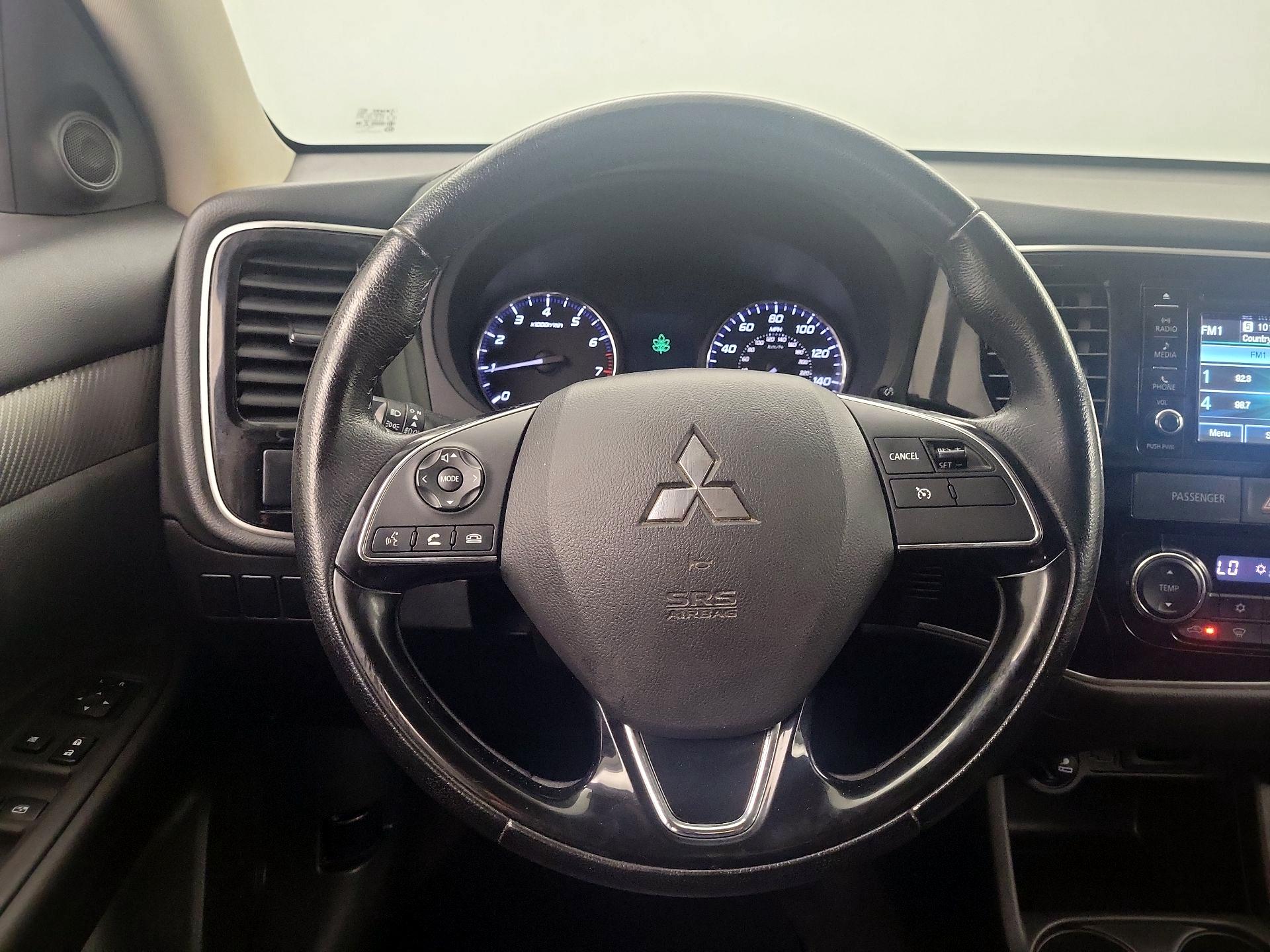 Thumbnail: 2016 Mitsubishi Outlander - 10