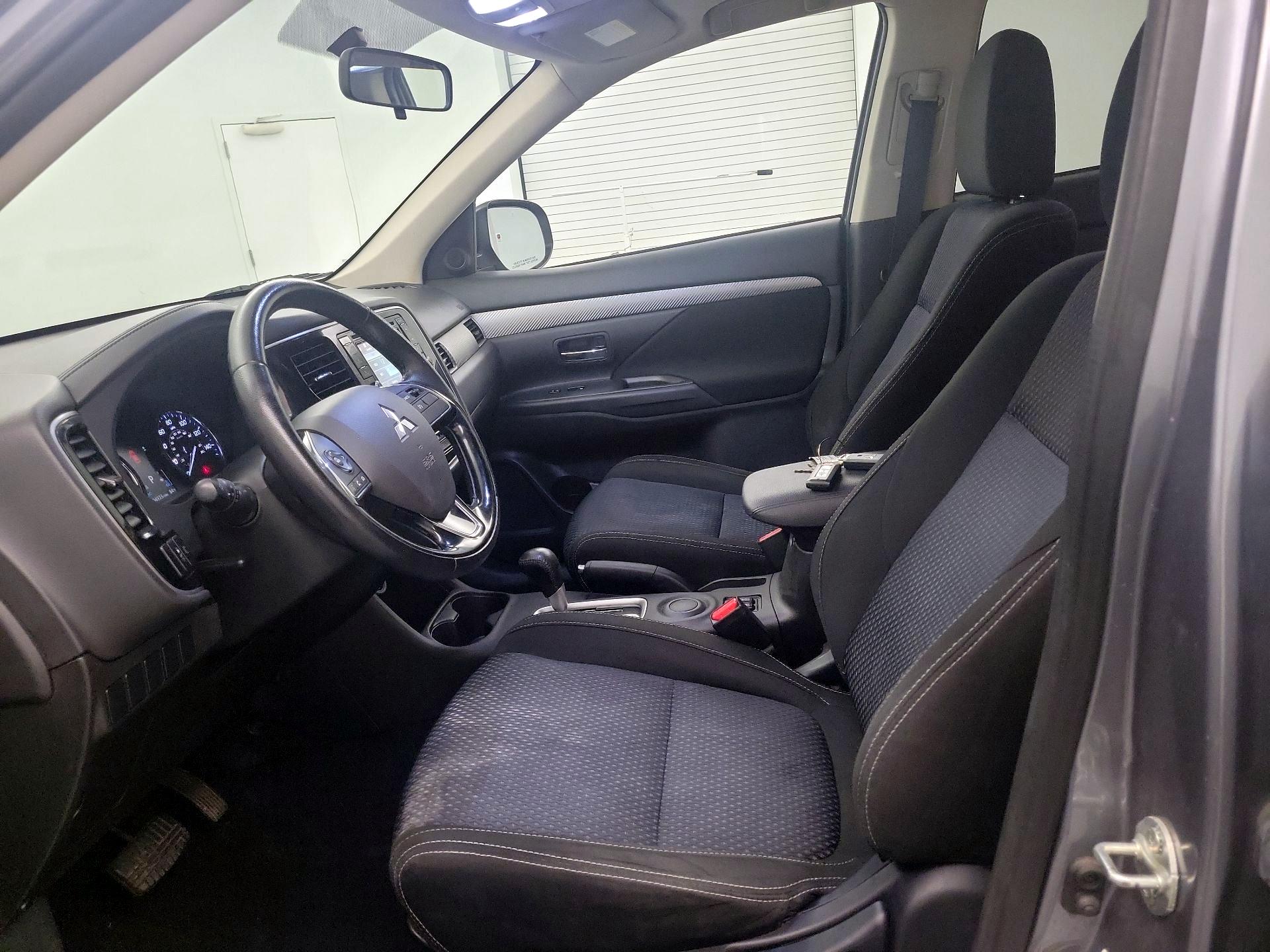 Thumbnail: 2016 Mitsubishi Outlander - 11