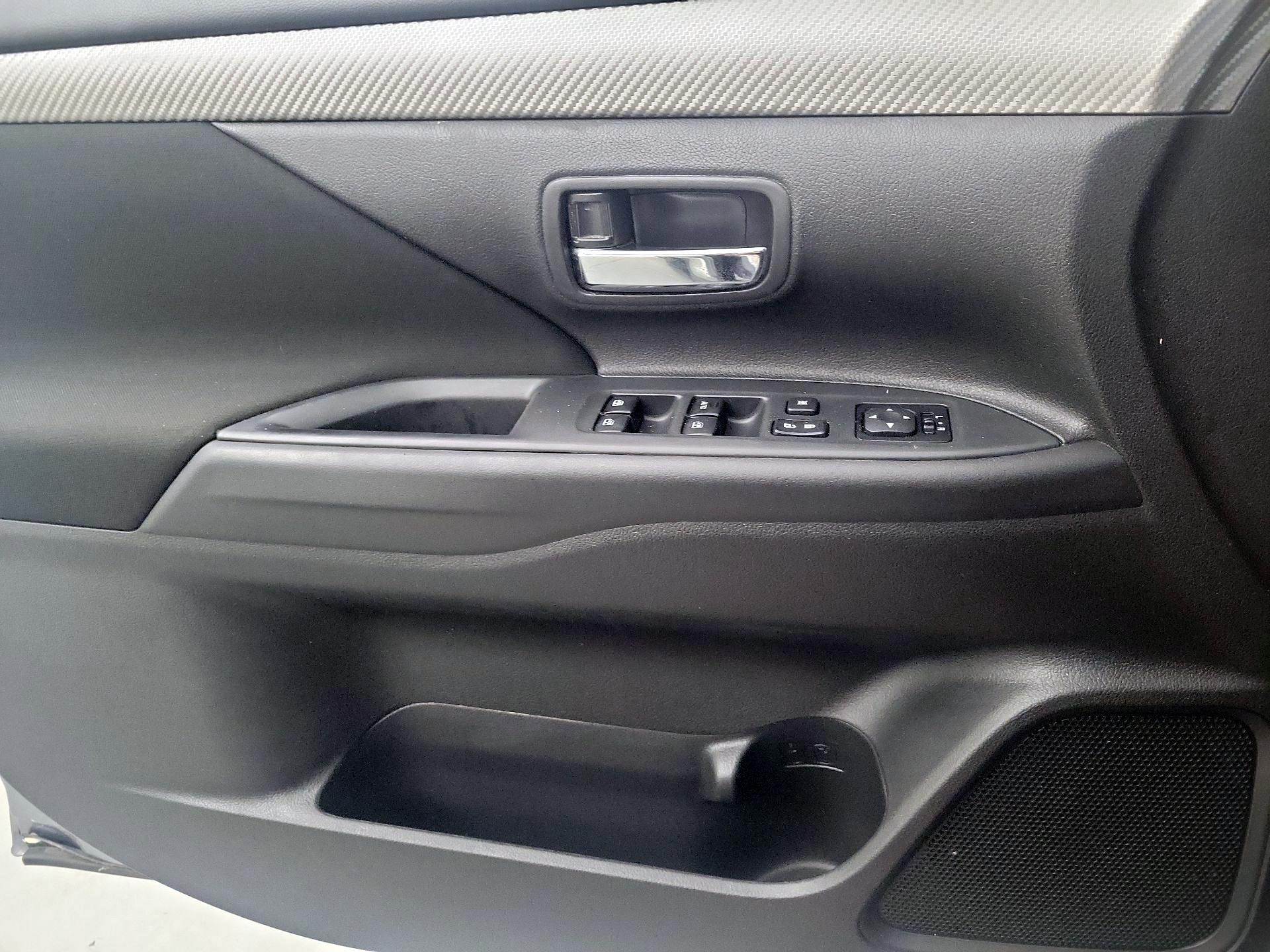 Thumbnail: 2016 Mitsubishi Outlander - 12