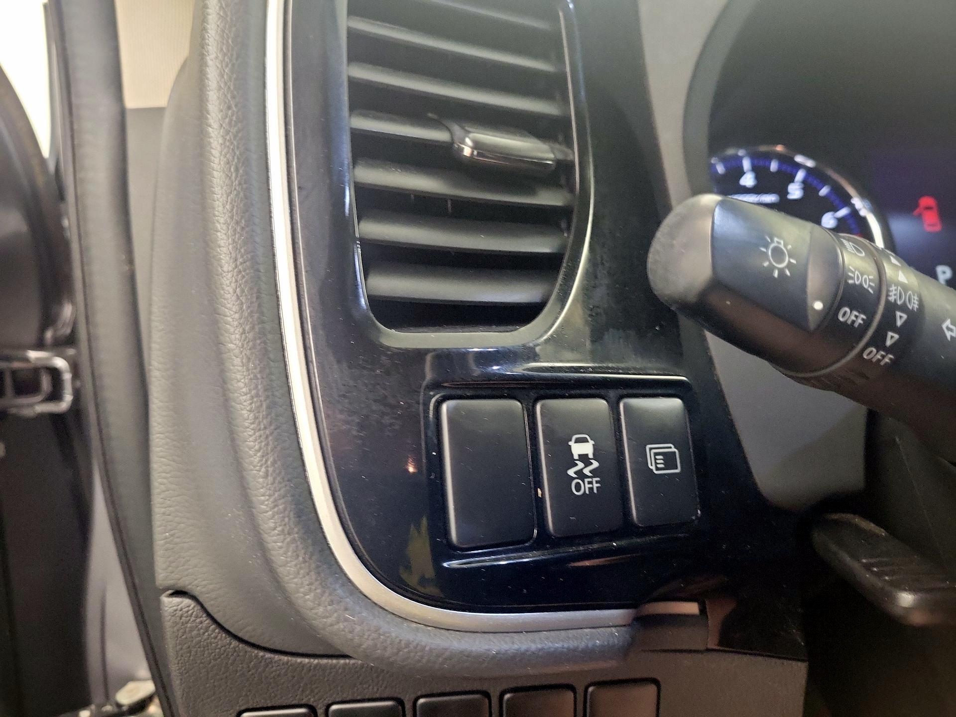 Thumbnail: 2016 Mitsubishi Outlander - 13