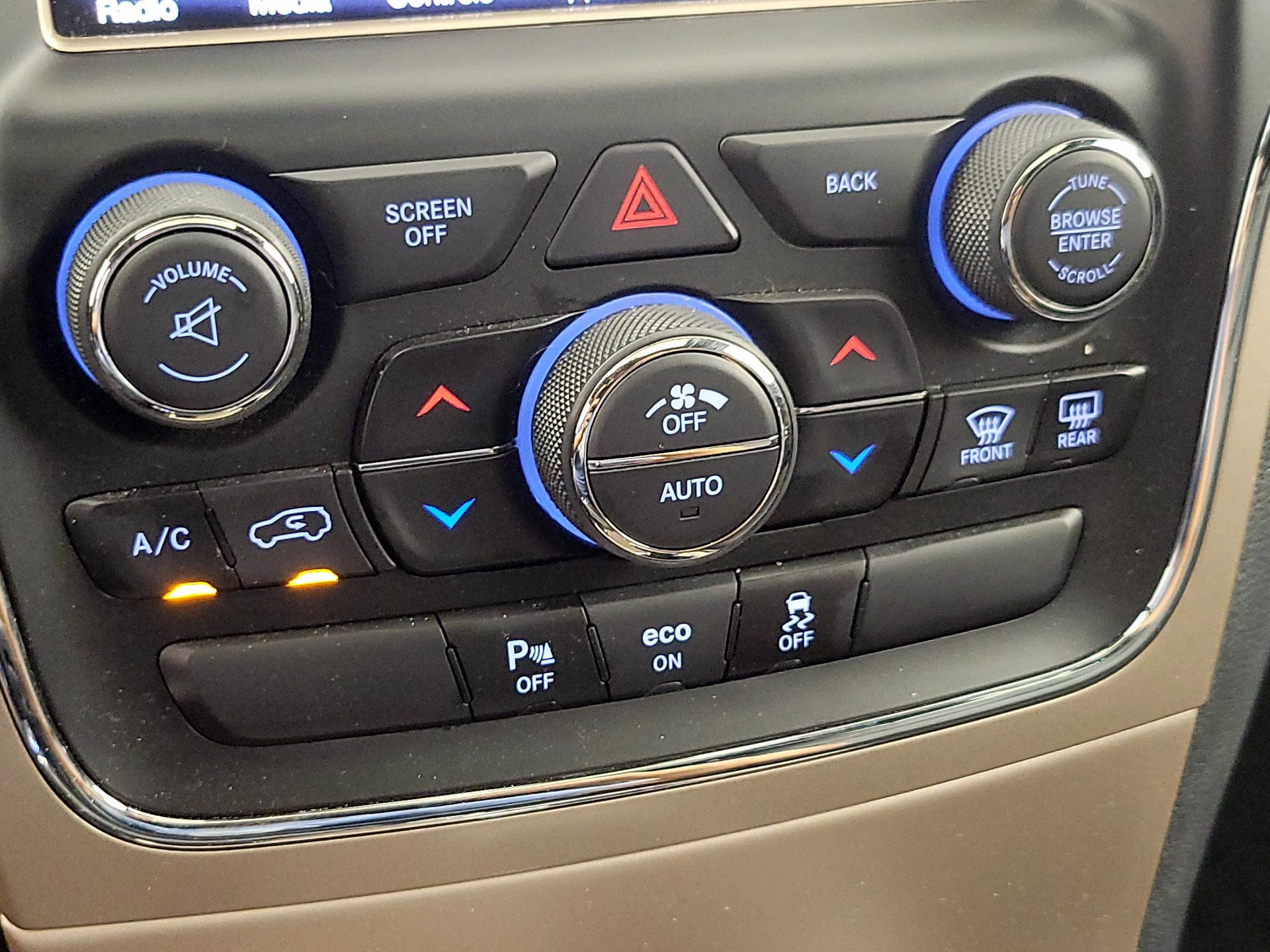 Thumbnail: 2015 Jeep Grand Cherokee - 17