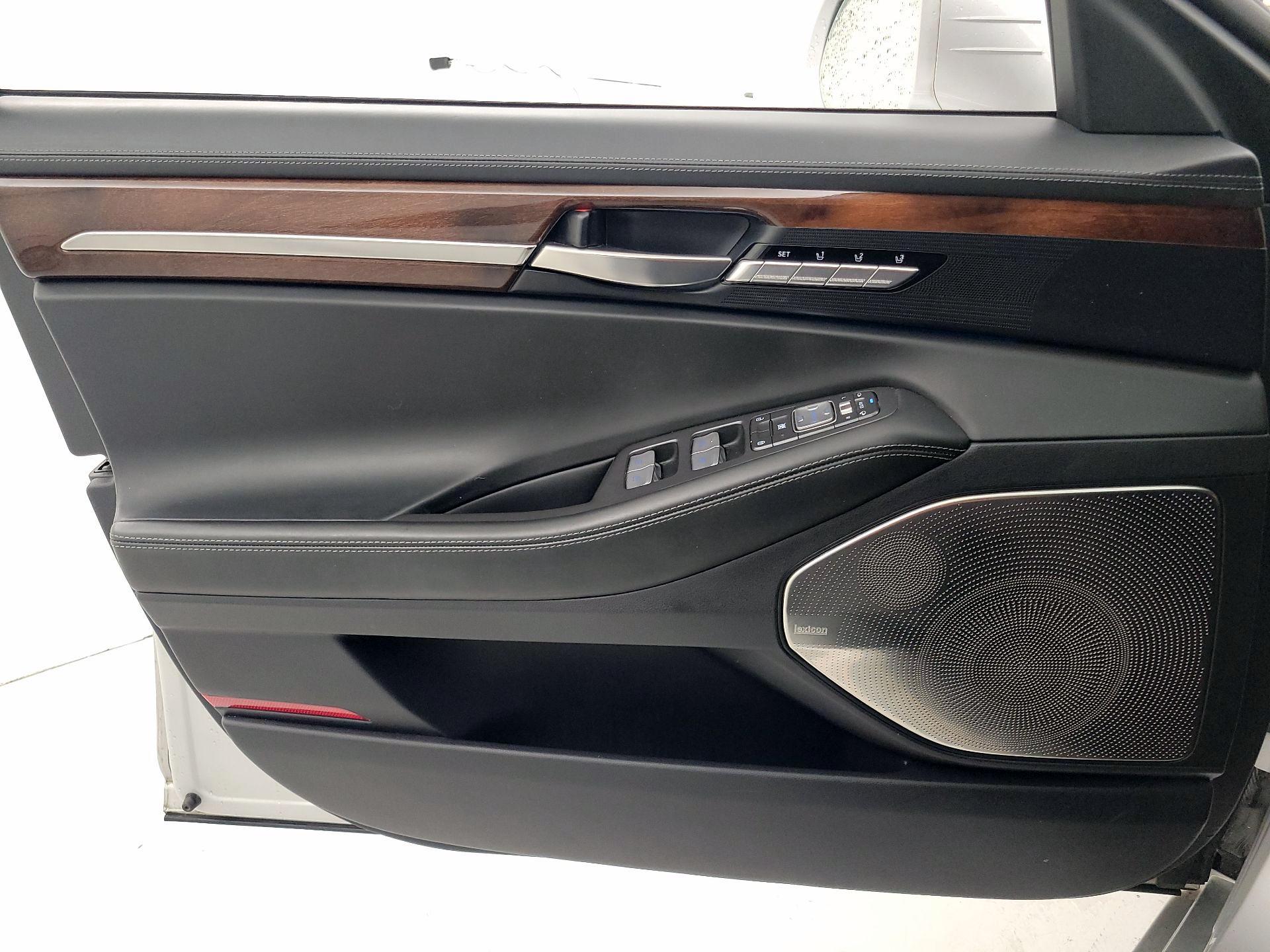 Thumbnail: 2017 Genesis G90 - 12