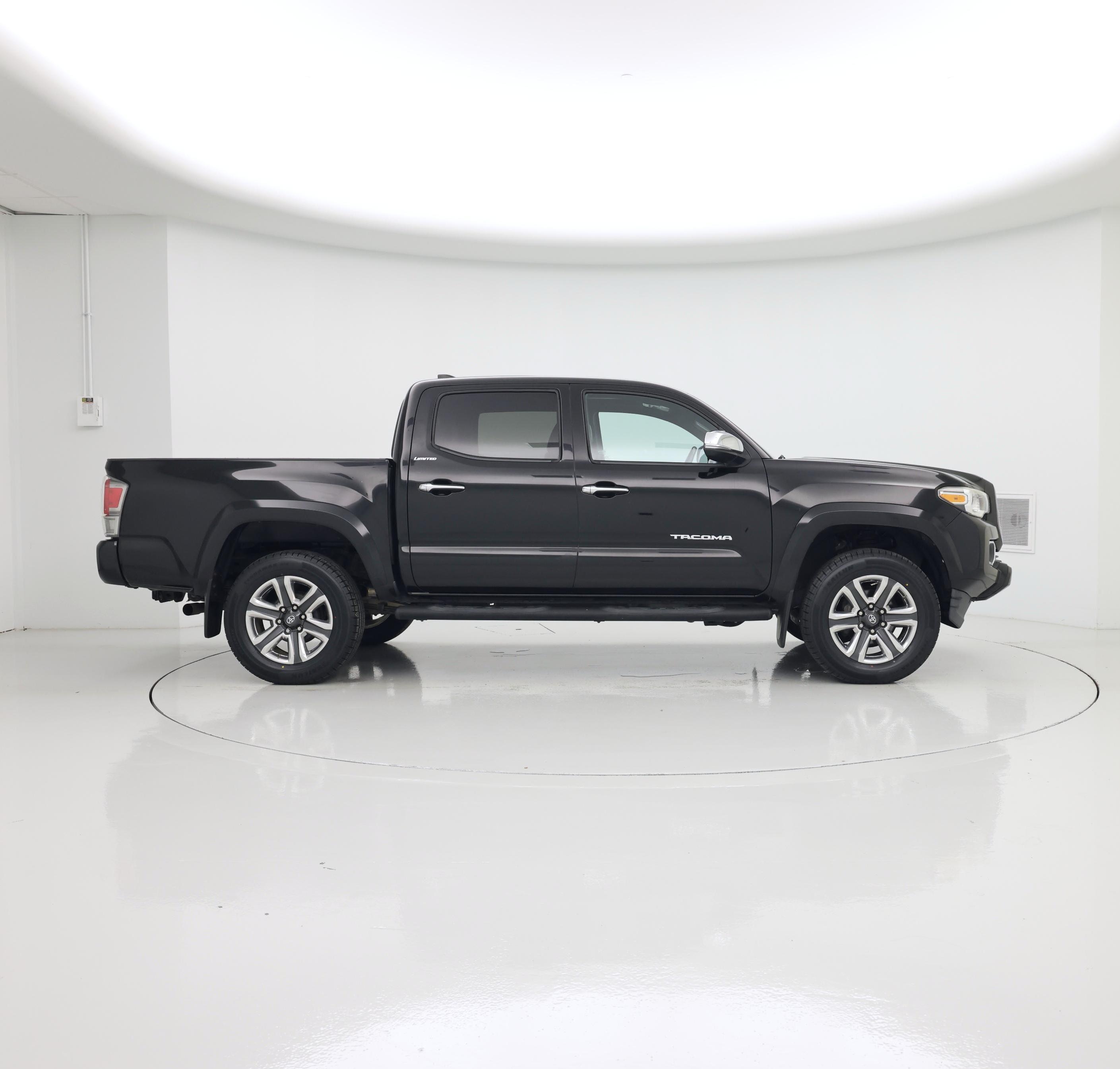 Thumbnail: 2017 Toyota Tacoma - 7