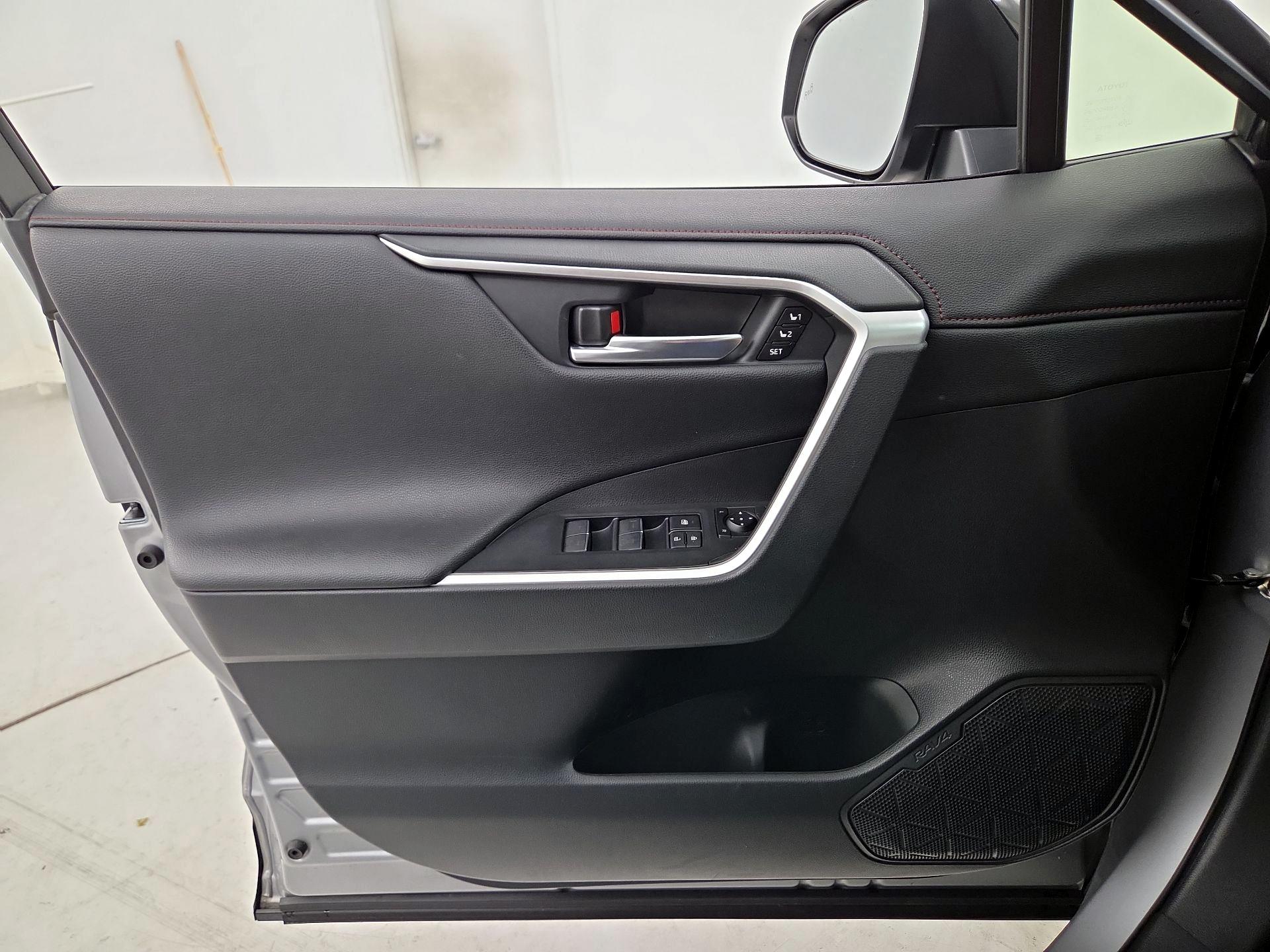 Thumbnail: 2022 Toyota RAV4 - 12
