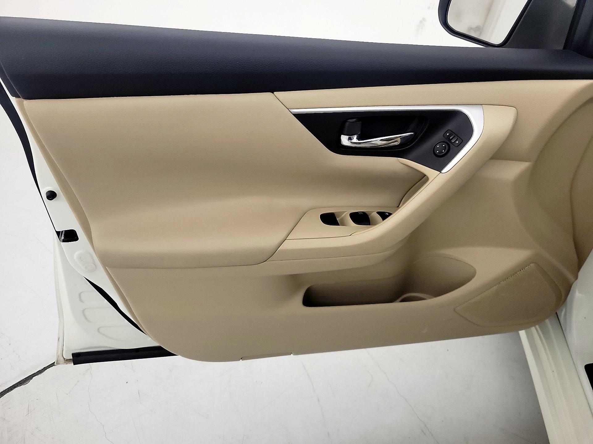Thumbnail: 2016 Nissan Altima - 12