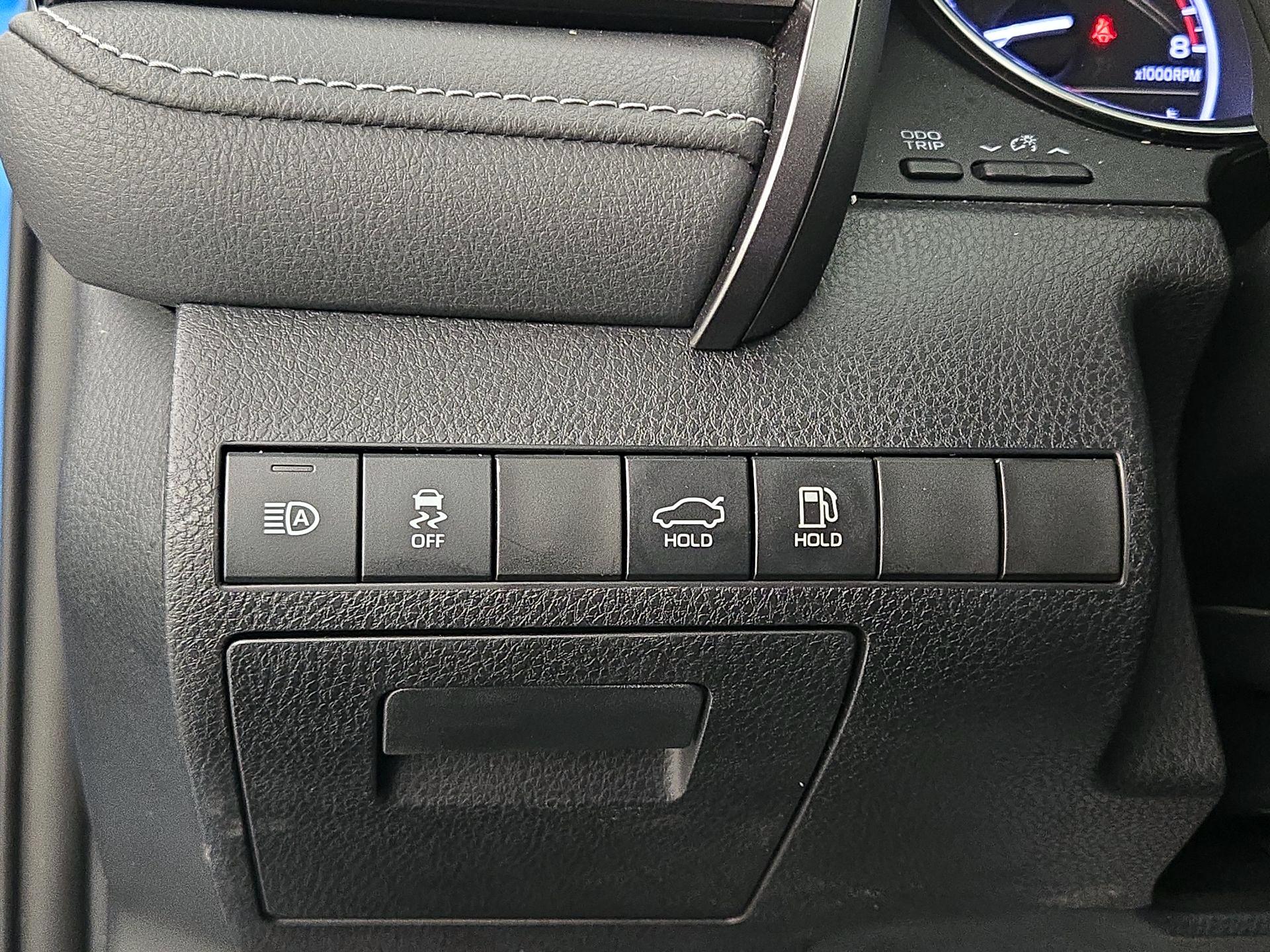 Thumbnail: 2019 Toyota Camry - 13