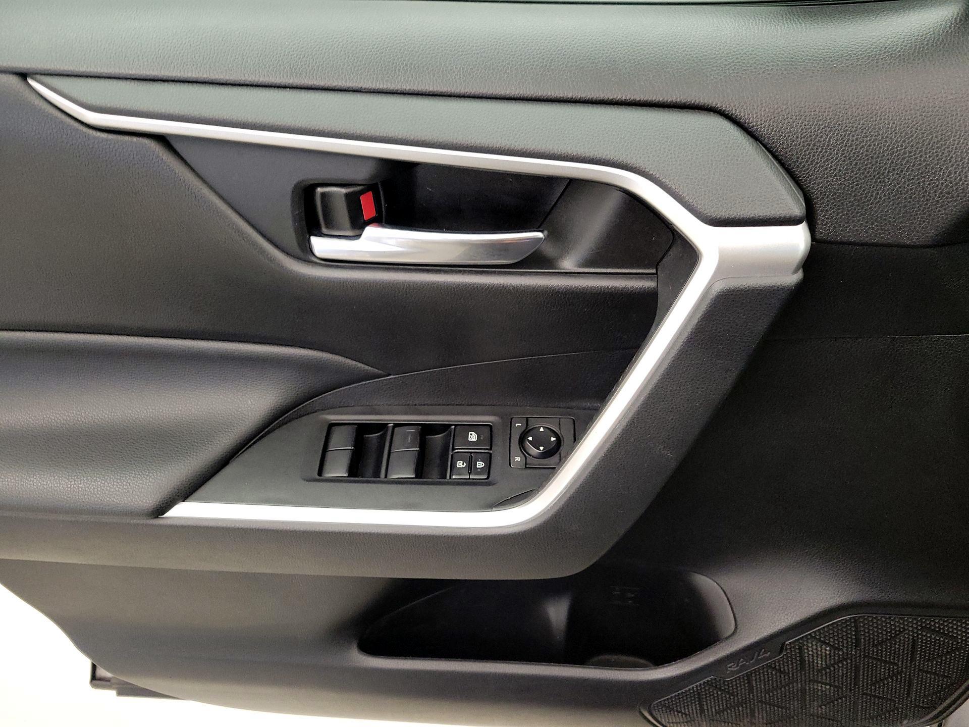 Thumbnail: 2020 Toyota RAV4 - 12